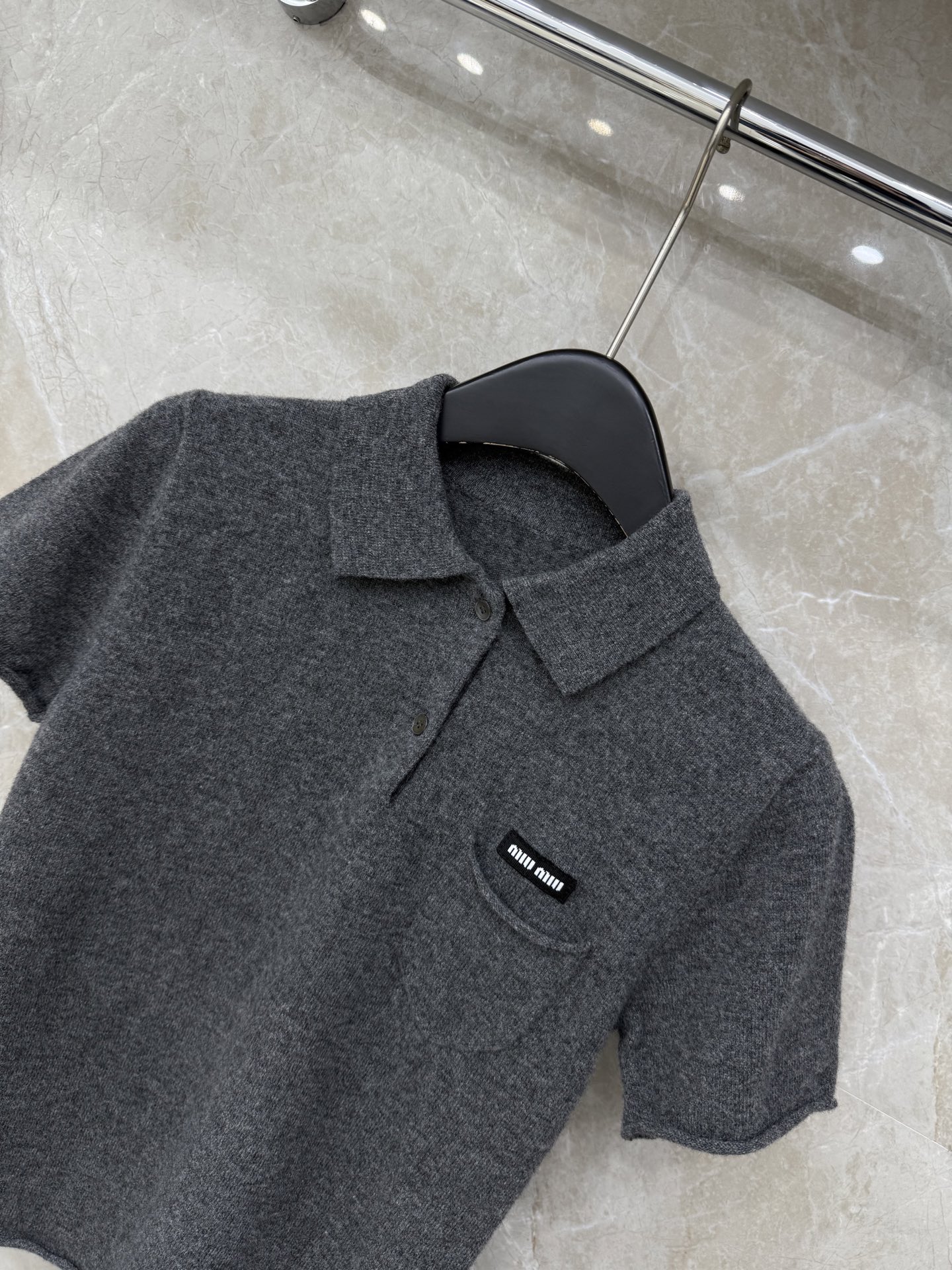 🛒𝐍𝐄𝐖 · 𝟐𝟎𝟐5/爆款现货【原版定制】Miu M*｜25新品翻领羊绒针织衫灰色系，叠穿王炸单品，精