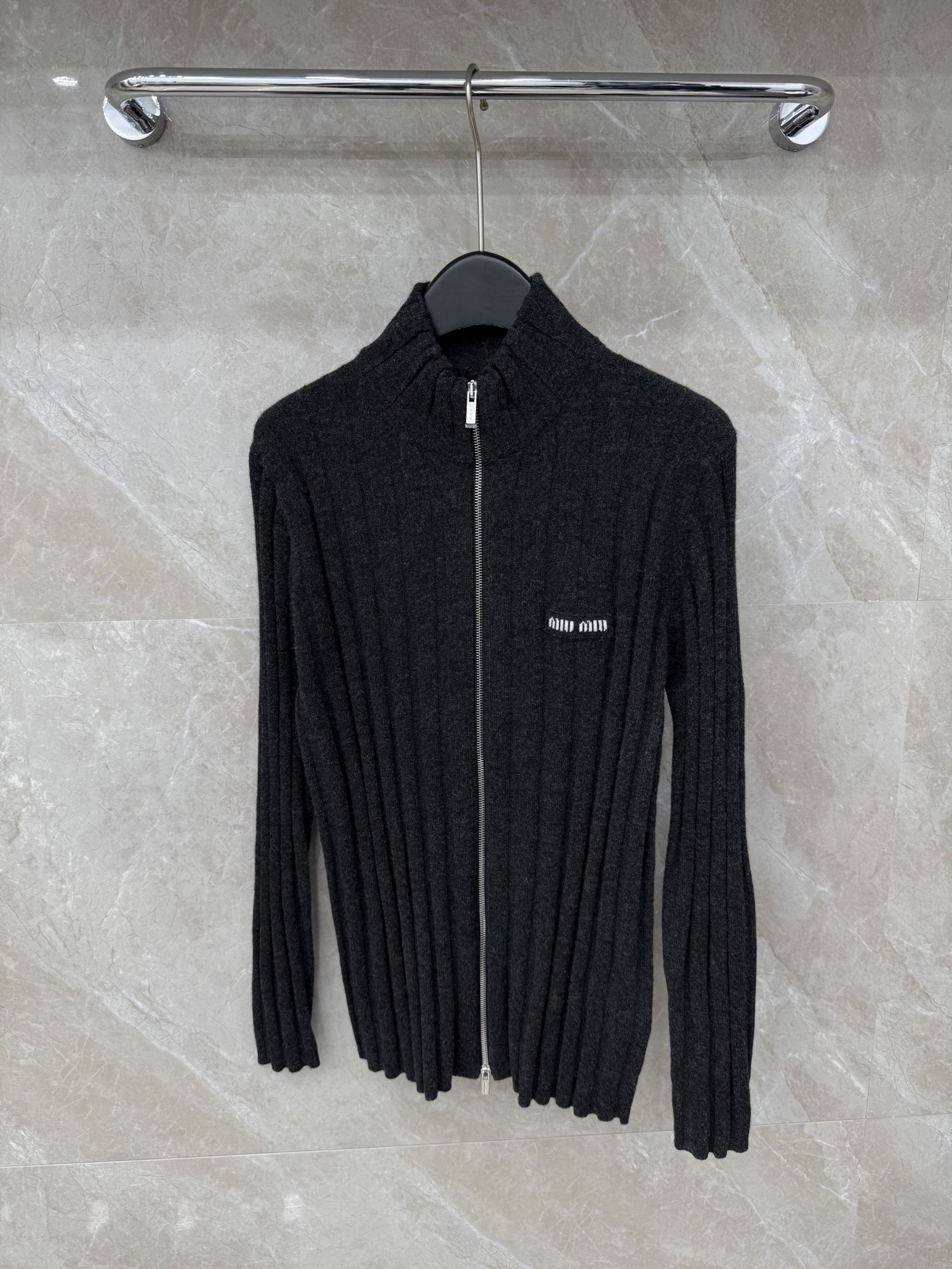 🛒𝐍𝐄𝐖 · 𝟐𝟎𝟐5/爆款现货【原版定制】Miu M*｜25新品立领双拉链羊绒针织开衫灰色系，王炸单品