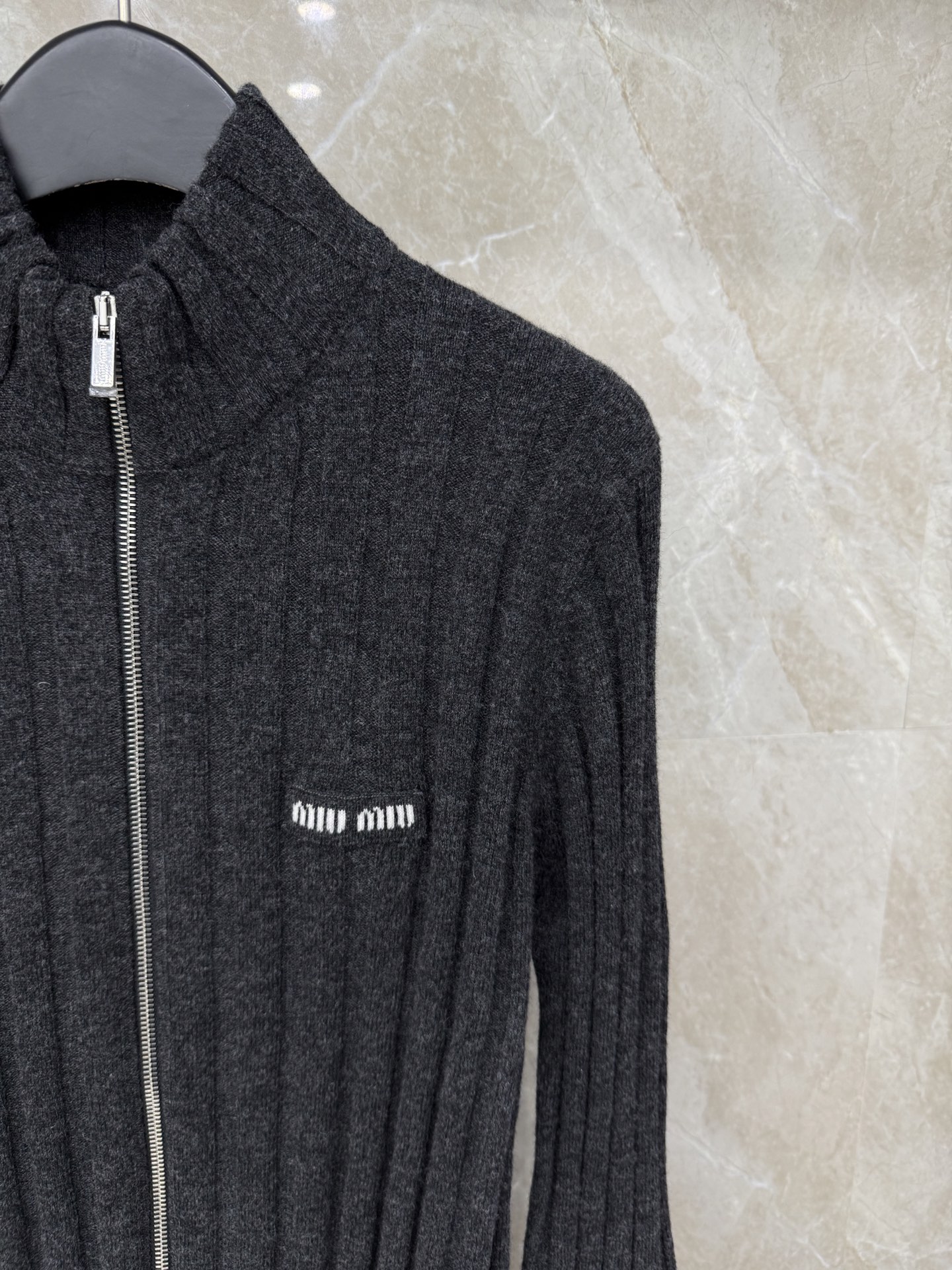 🛒𝐍𝐄𝐖 · 𝟐𝟎𝟐5/爆款现货【原版定制】Miu M*｜25新品立领双拉链羊绒针织开衫灰色系，王炸单品