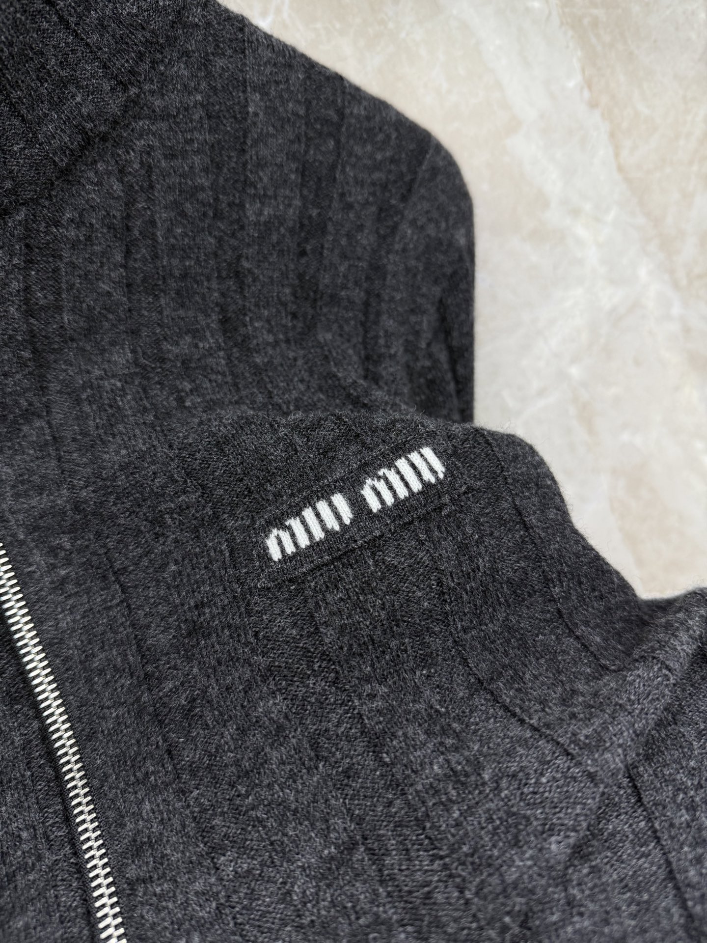 🛒𝐍𝐄𝐖 · 𝟐𝟎𝟐5/爆款现货【原版定制】Miu M*｜25新品立领双拉链羊绒针织开衫灰色系，王炸单品