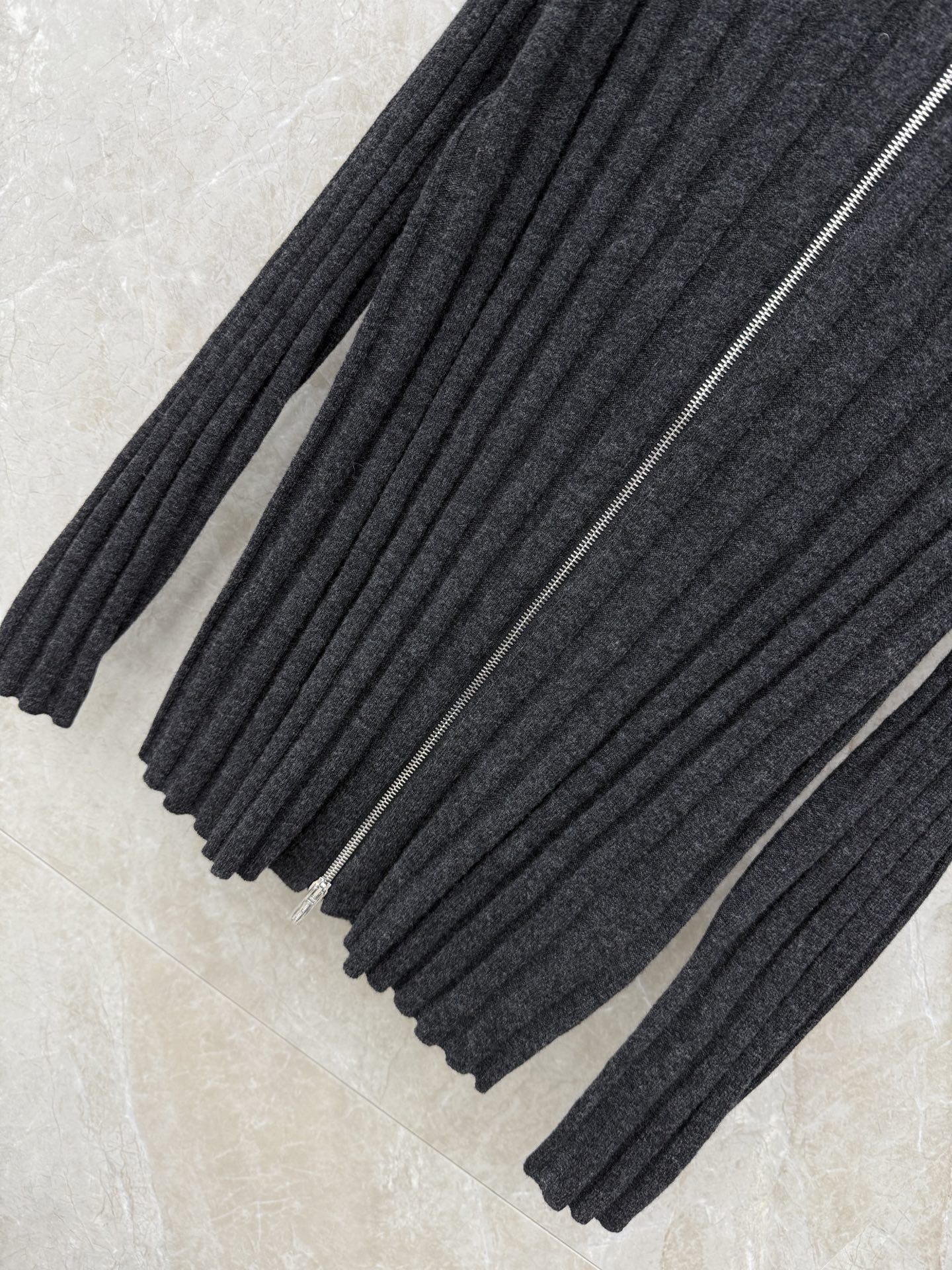 🛒𝐍𝐄𝐖 · 𝟐𝟎𝟐5/爆款现货【原版定制】Miu M*｜25新品立领双拉链羊绒针织开衫灰色系，王炸单品