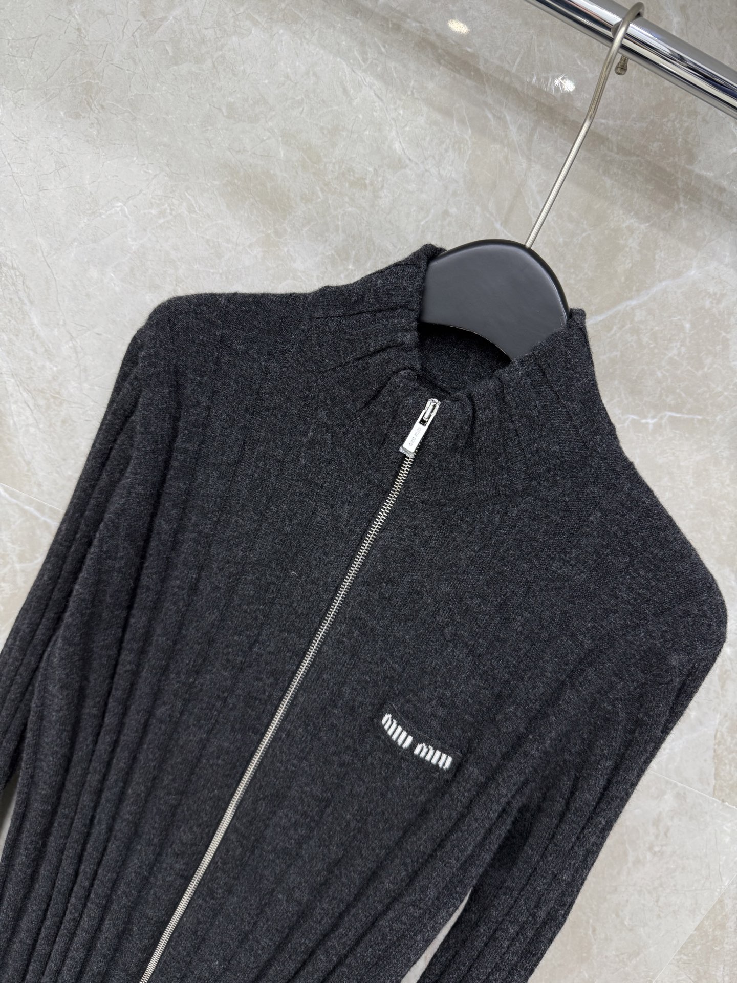 🛒𝐍𝐄𝐖 · 𝟐𝟎𝟐5/爆款现货【原版定制】Miu M*｜25新品立领双拉链羊绒针织开衫灰色系，王炸单品