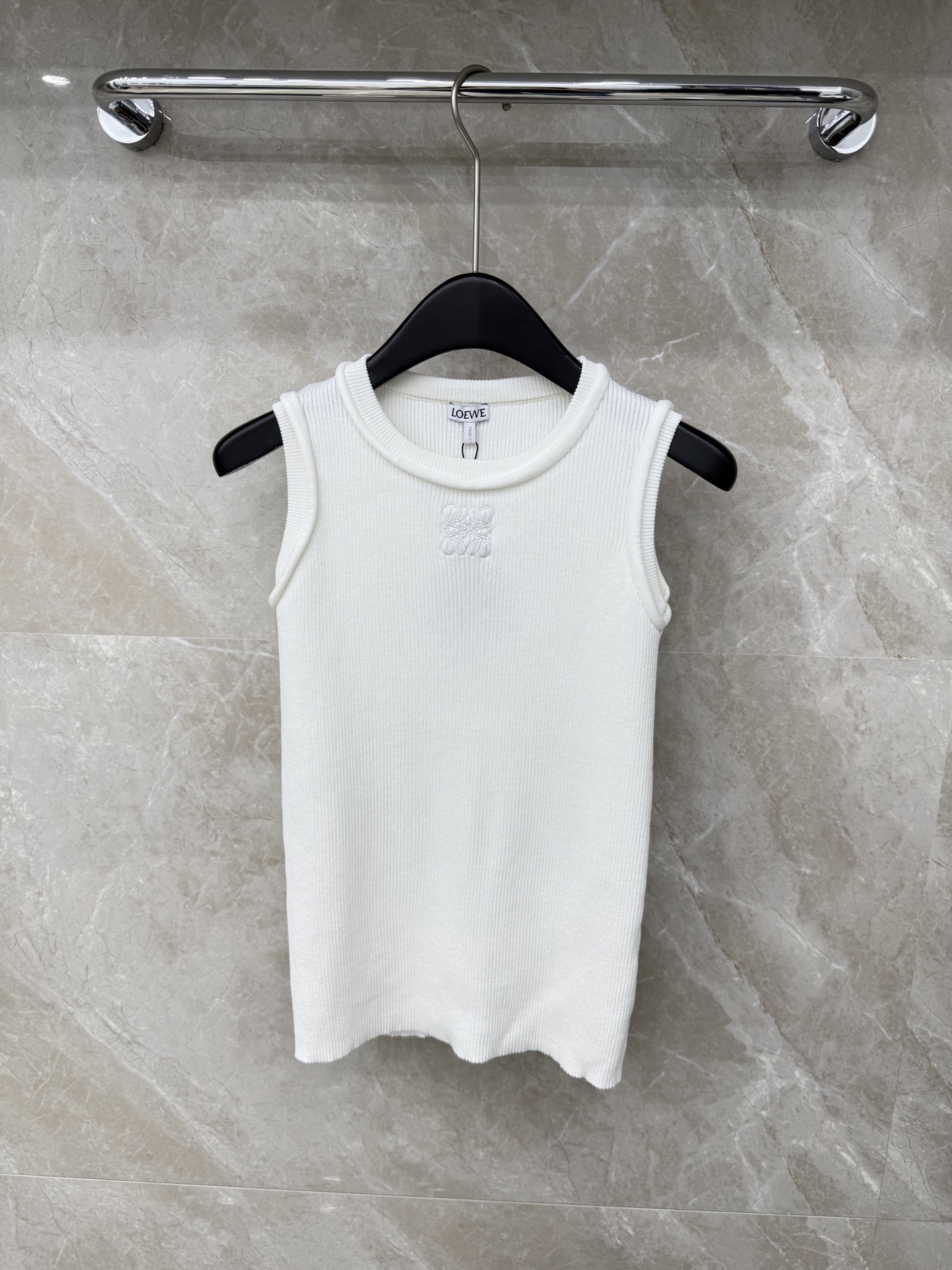 🛒𝐍𝐄𝐖 · 𝟐𝟎𝟐6/爆款现货原单品质 Loew*｜26新品圆领刺绣针织背心王炸单品，精致常规版型上身