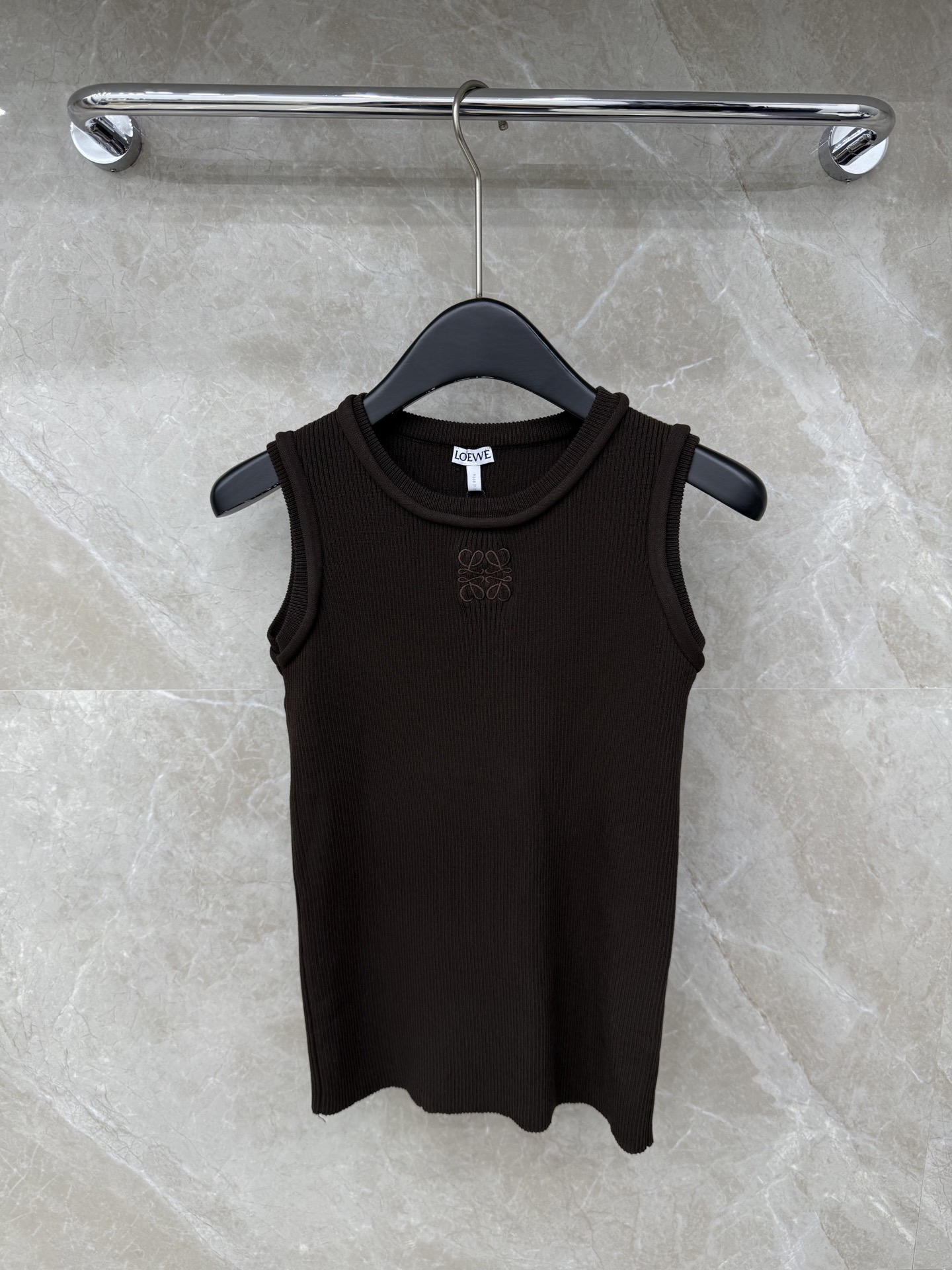 🛒𝐍𝐄𝐖 · 𝟐𝟎𝟐6/爆款现货原单品质 Loew*｜26新品圆领刺绣针织背心王炸单品，精致常规版型上身