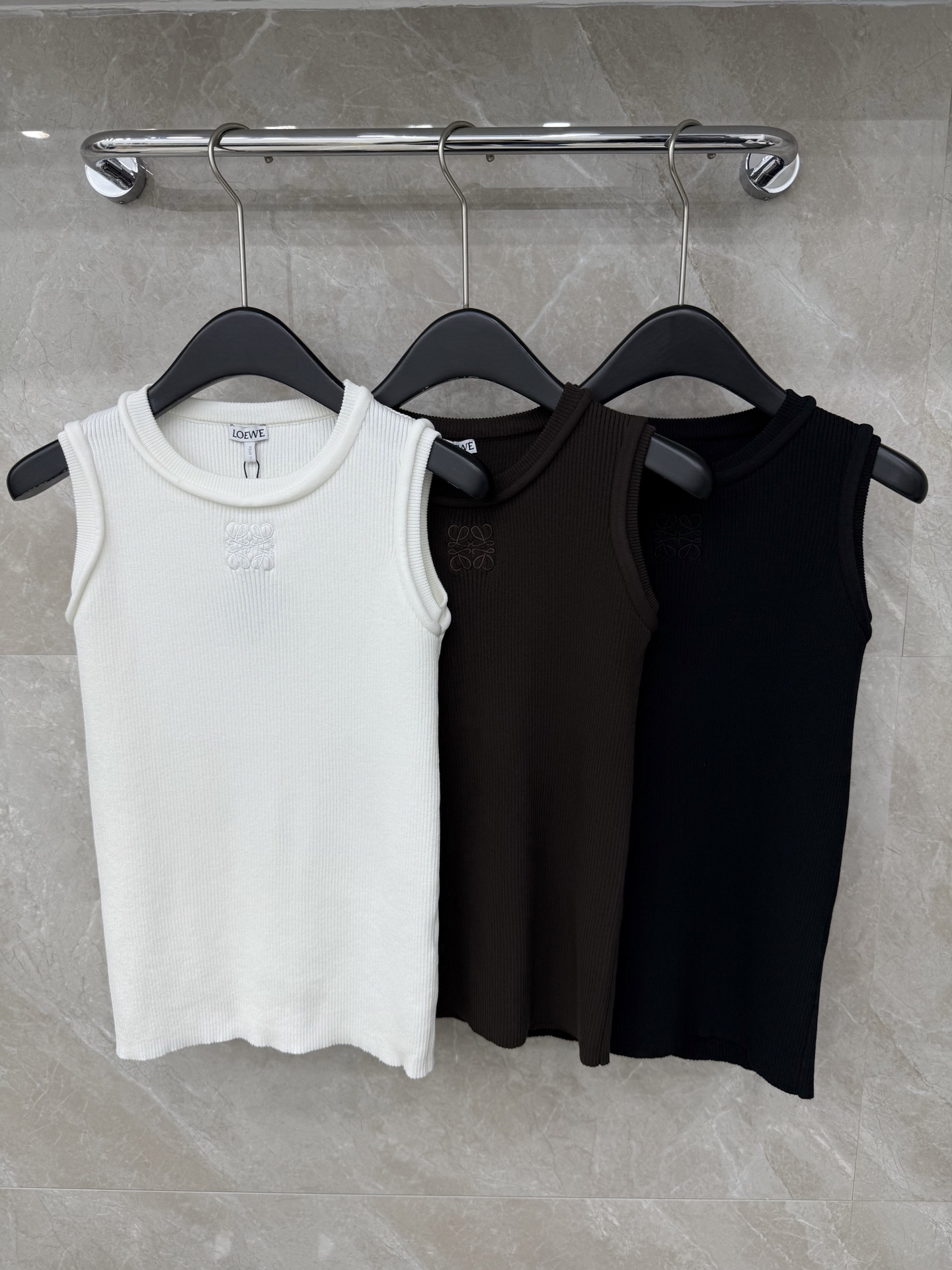 🛒𝐍𝐄𝐖 · 𝟐𝟎𝟐6/爆款现货原单品质 Loew*｜26新品圆领刺绣针织背心王炸单品，精致常规版型上身