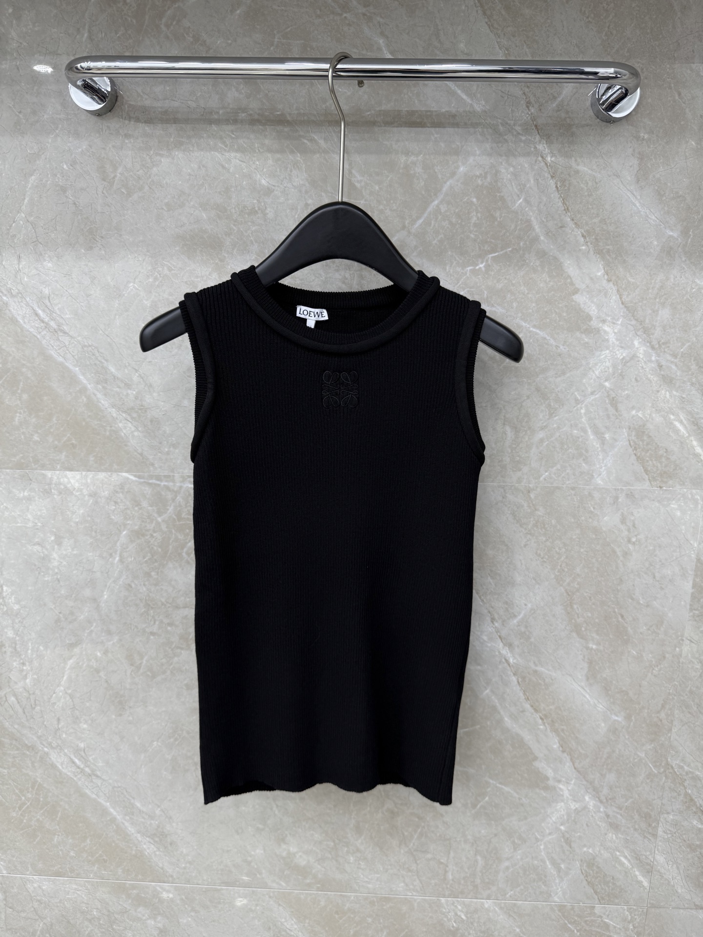 🛒𝐍𝐄𝐖 · 𝟐𝟎𝟐6/爆款现货原单品质 Loew*｜26新品圆领刺绣针织背心王炸单品，精致常规版型上身