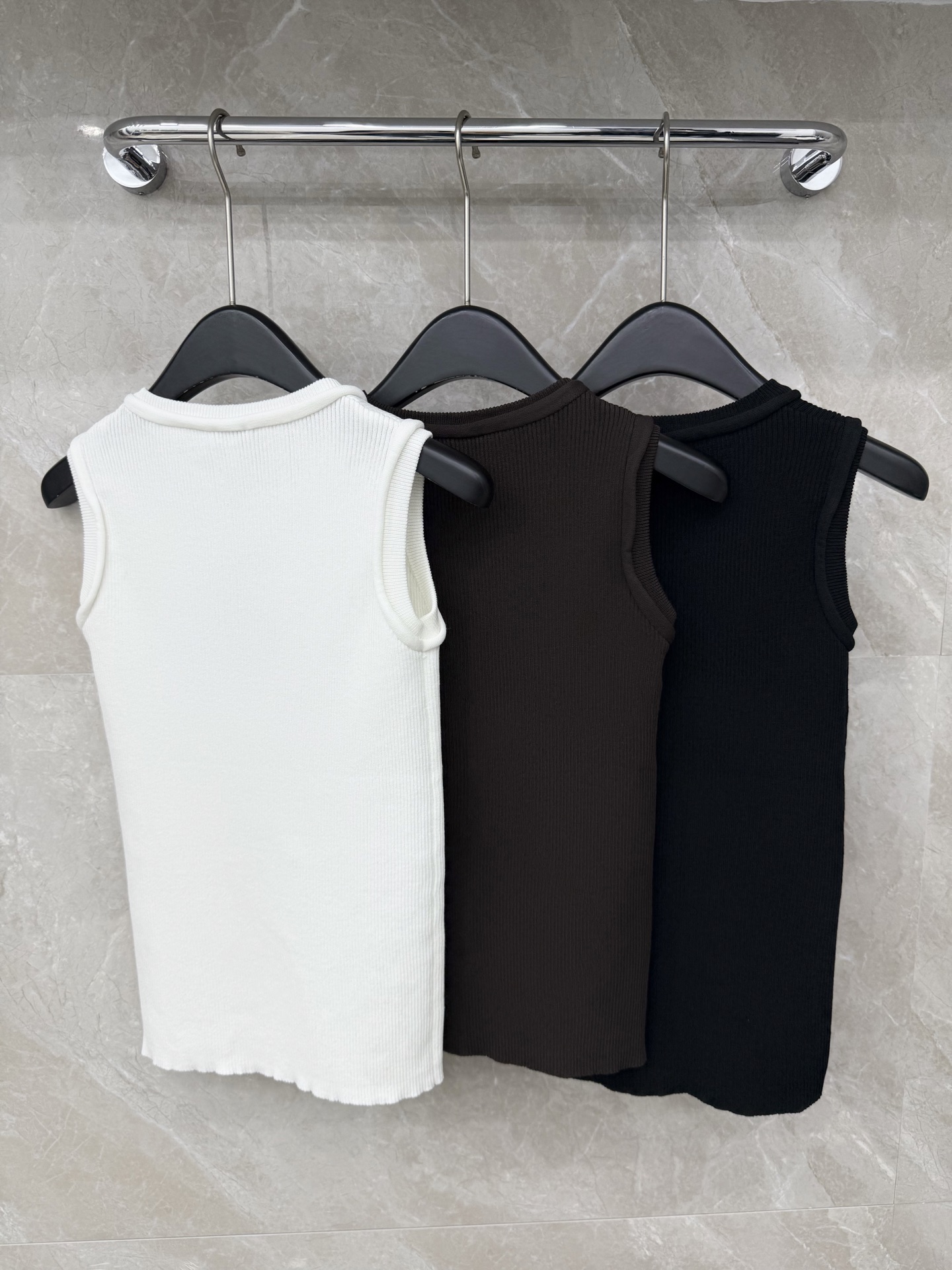 🛒𝐍𝐄𝐖 · 𝟐𝟎𝟐6/爆款现货原单品质 Loew*｜26新品圆领刺绣针织背心王炸单品，精致常规版型上身