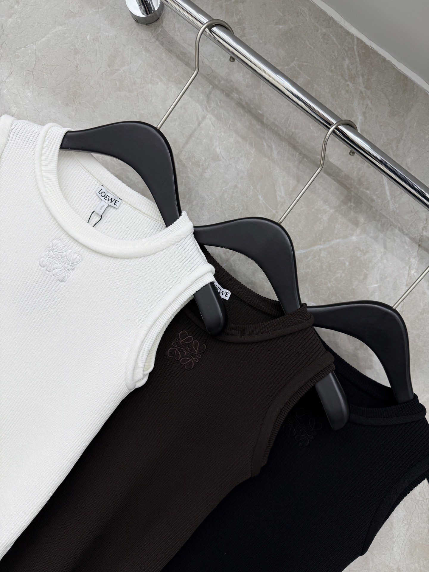 🛒𝐍𝐄𝐖 · 𝟐𝟎𝟐6/爆款现货原单品质 Loew*｜26新品圆领刺绣针织背心王炸单品，精致常规版型上身