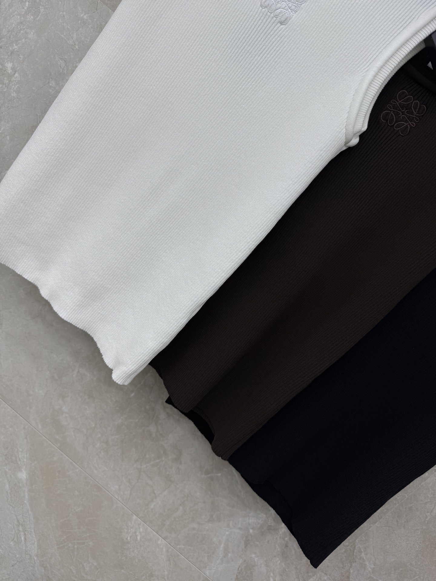 🛒𝐍𝐄𝐖 · 𝟐𝟎𝟐6/爆款现货原单品质 Loew*｜26新品圆领刺绣针织背心王炸单品，精致常规版型上身