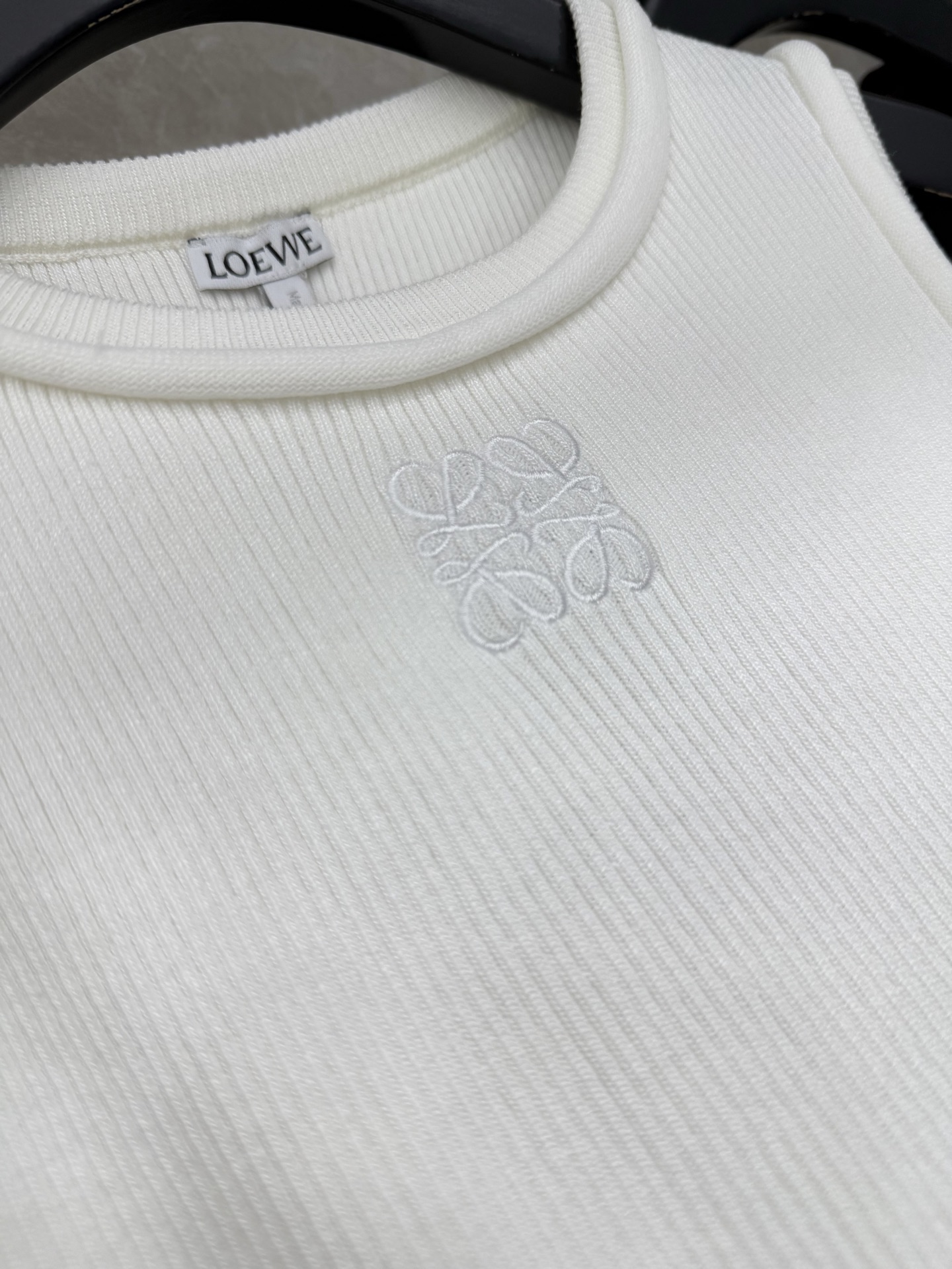 🛒𝐍𝐄𝐖 · 𝟐𝟎𝟐6/爆款现货原单品质 Loew*｜26新品圆领刺绣针织背心王炸单品，精致常规版型上身