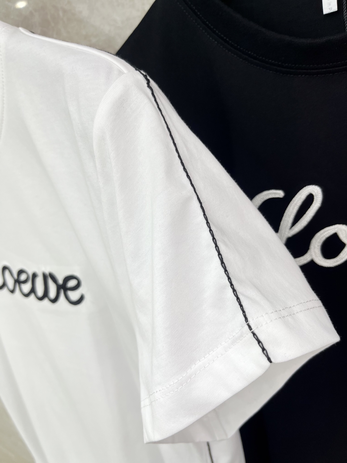 🛒𝐍𝐄𝐖 · 𝟐𝟎𝟐5/爆款现货原单品质 Loe*｜25新品刺绣短袖T恤精致版型上身巨显瘦！定制最新工艺