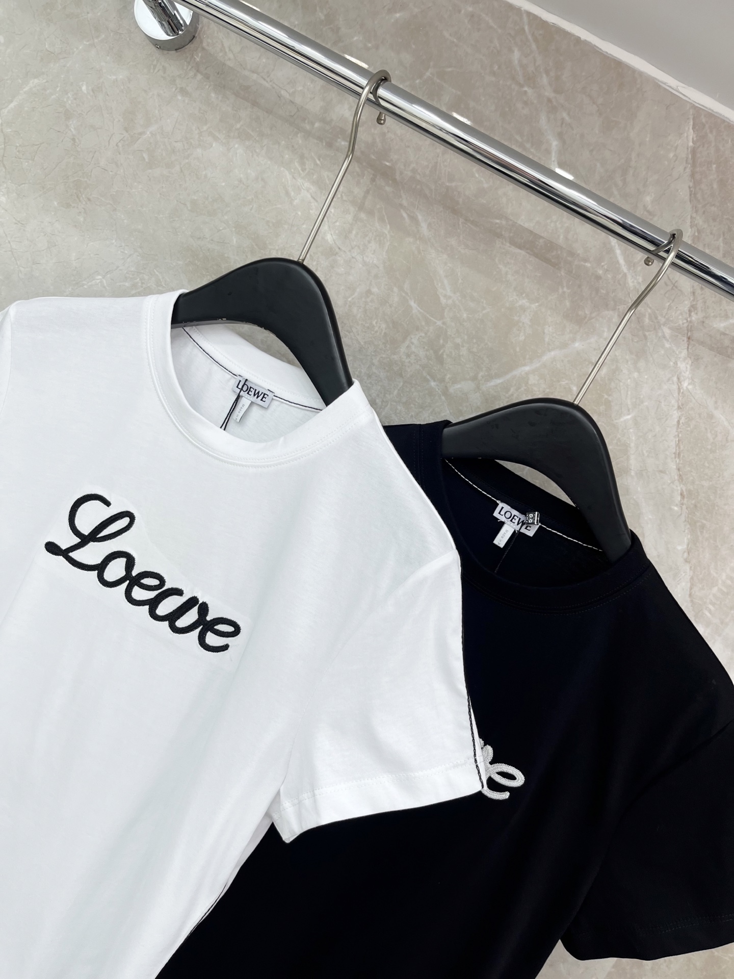 🛒𝐍𝐄𝐖 · 𝟐𝟎𝟐5/爆款现货原单品质 Loe*｜25新品刺绣短袖T恤精致版型上身巨显瘦！定制最新工艺