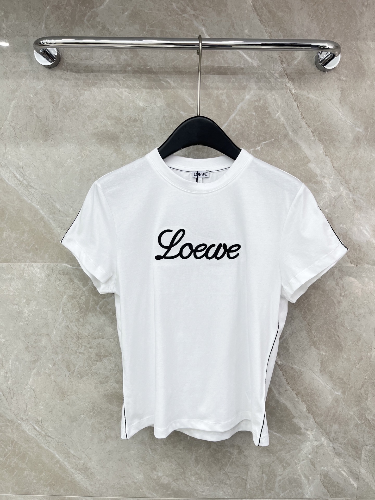 🛒𝐍𝐄𝐖 · 𝟐𝟎𝟐5/爆款现货原单品质 Loe*｜25新品刺绣短袖T恤精致版型上身巨显瘦！定制最新工艺