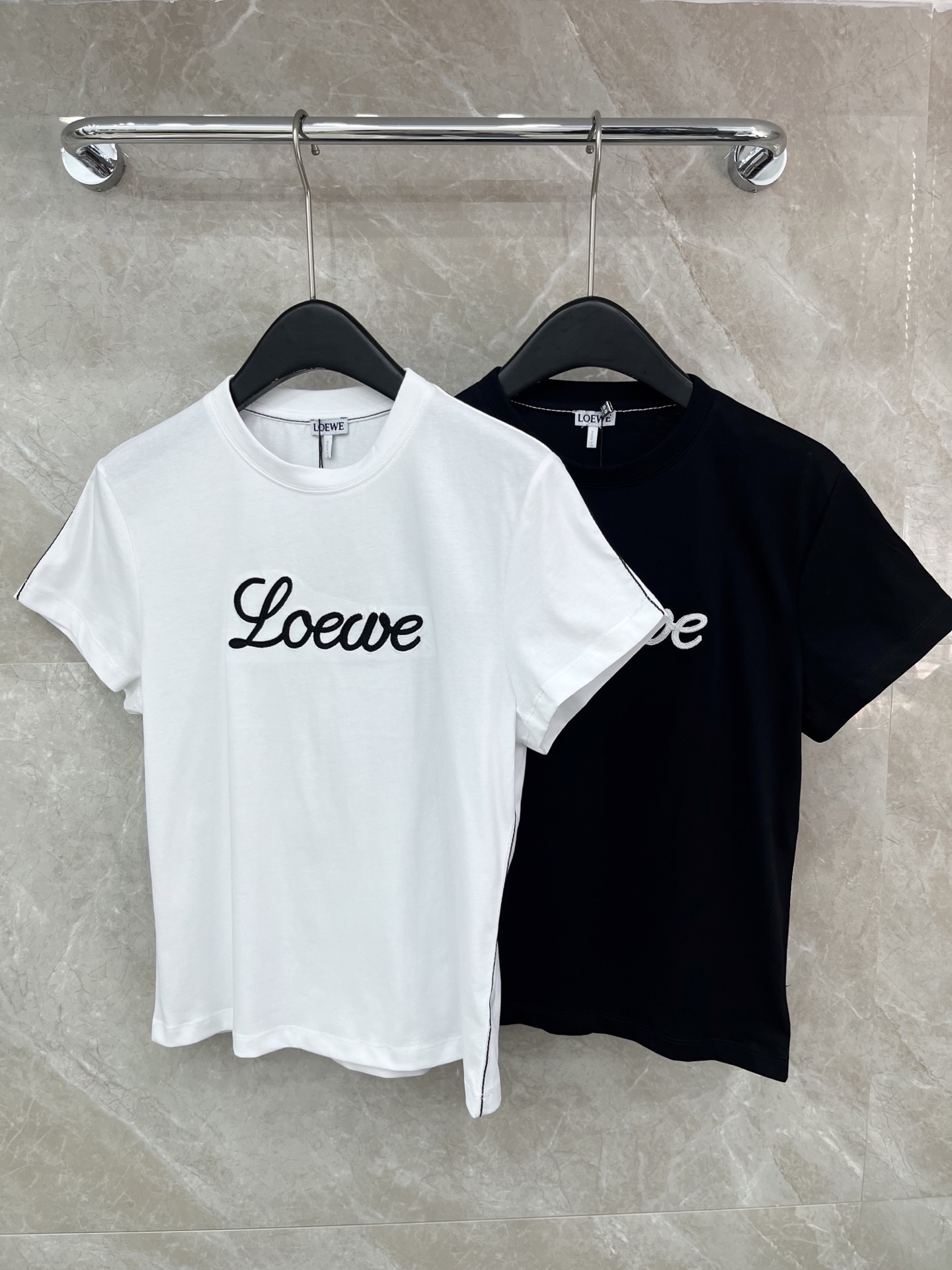 🛒𝐍𝐄𝐖 · 𝟐𝟎𝟐5/爆款现货原单品质 Loe*｜25新品刺绣短袖T恤精致版型上身巨显瘦！定制最新工艺