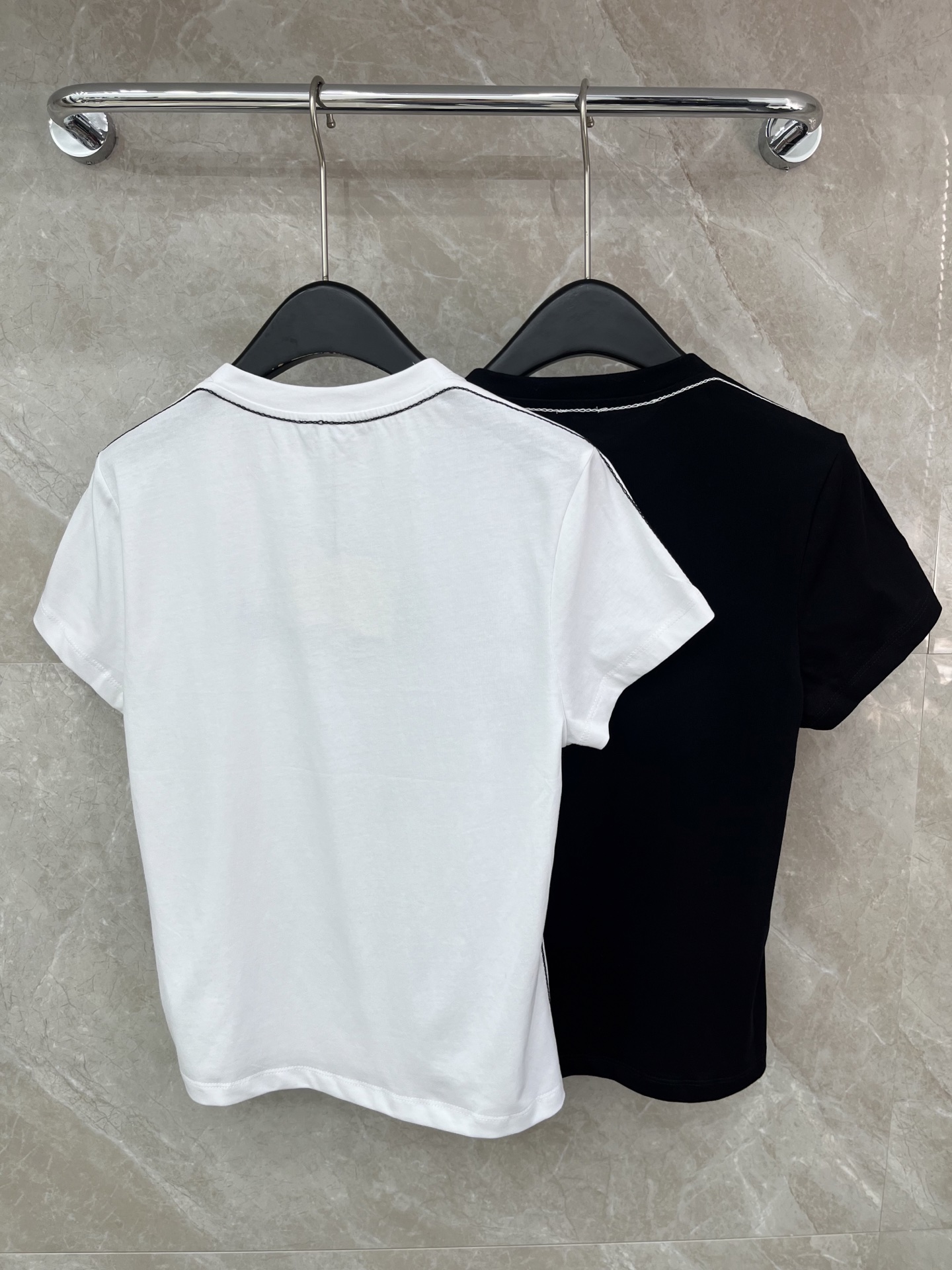 🛒𝐍𝐄𝐖 · 𝟐𝟎𝟐5/爆款现货原单品质 Loe*｜25新品刺绣短袖T恤精致版型上身巨显瘦！定制最新工艺