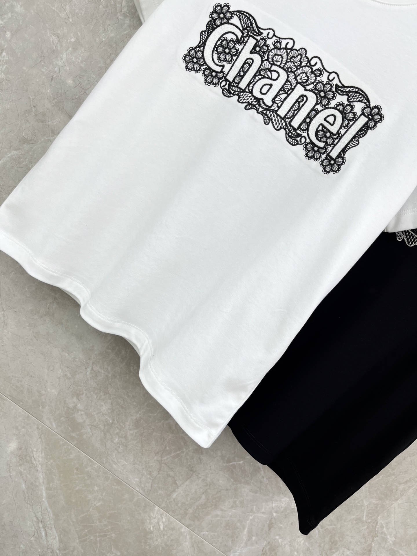 🛒𝐍𝐄𝐖 · 𝟐𝟎𝟐6/爆款现货原单品质 Cha*｜精致蕾丝刺绣短袖T恤高订面料 亲肤透气舒适标志性字母