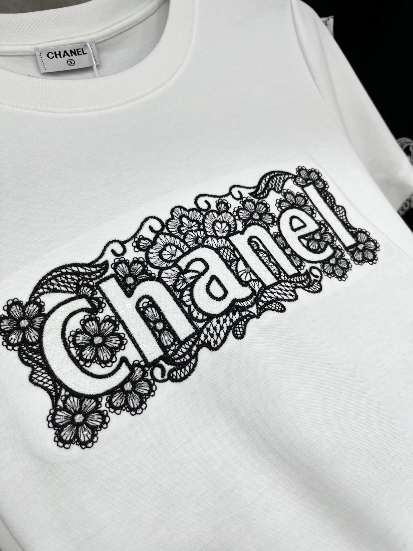 🛒𝐍𝐄𝐖 · 𝟐𝟎𝟐6/爆款现货原单品质 Cha*｜精致蕾丝刺绣短袖T恤高订面料 亲肤透气舒适标志性字母