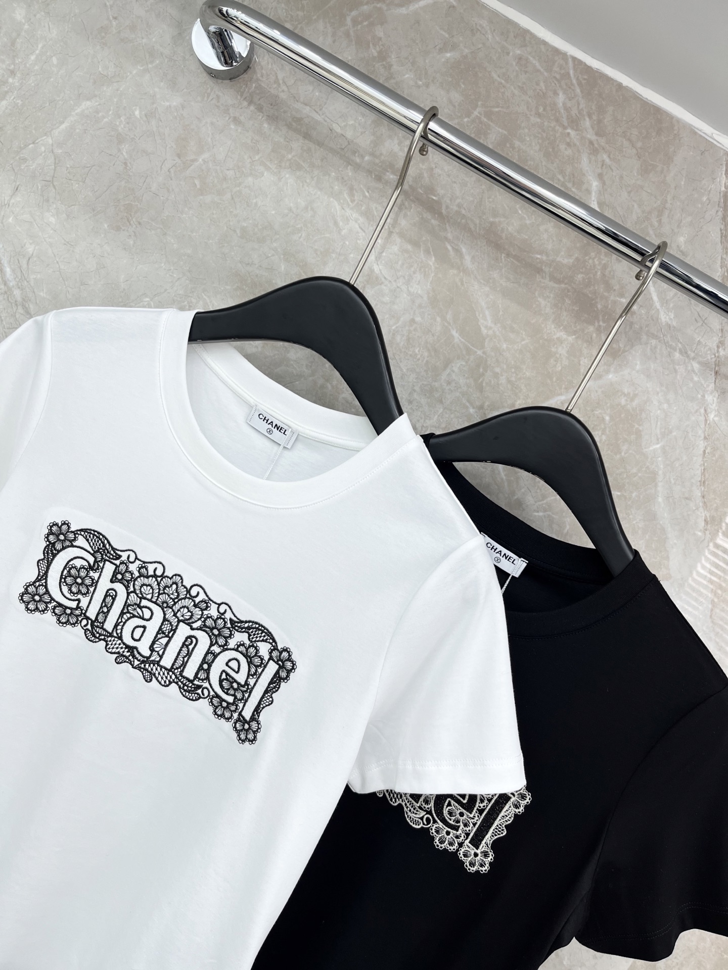 🛒𝐍𝐄𝐖 · 𝟐𝟎𝟐6/爆款现货原单品质 Cha*｜精致蕾丝刺绣短袖T恤高订面料 亲肤透气舒适标志性字母