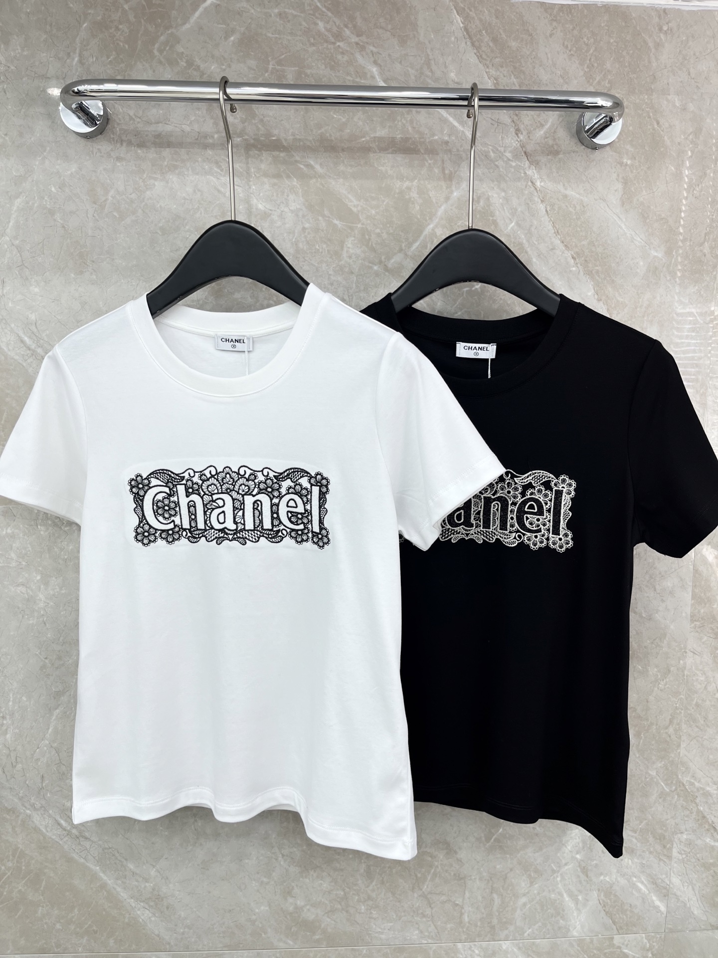 🛒𝐍𝐄𝐖 · 𝟐𝟎𝟐6/爆款现货原单品质 Cha*｜精致蕾丝刺绣短袖T恤高订面料 亲肤透气舒适标志性字母