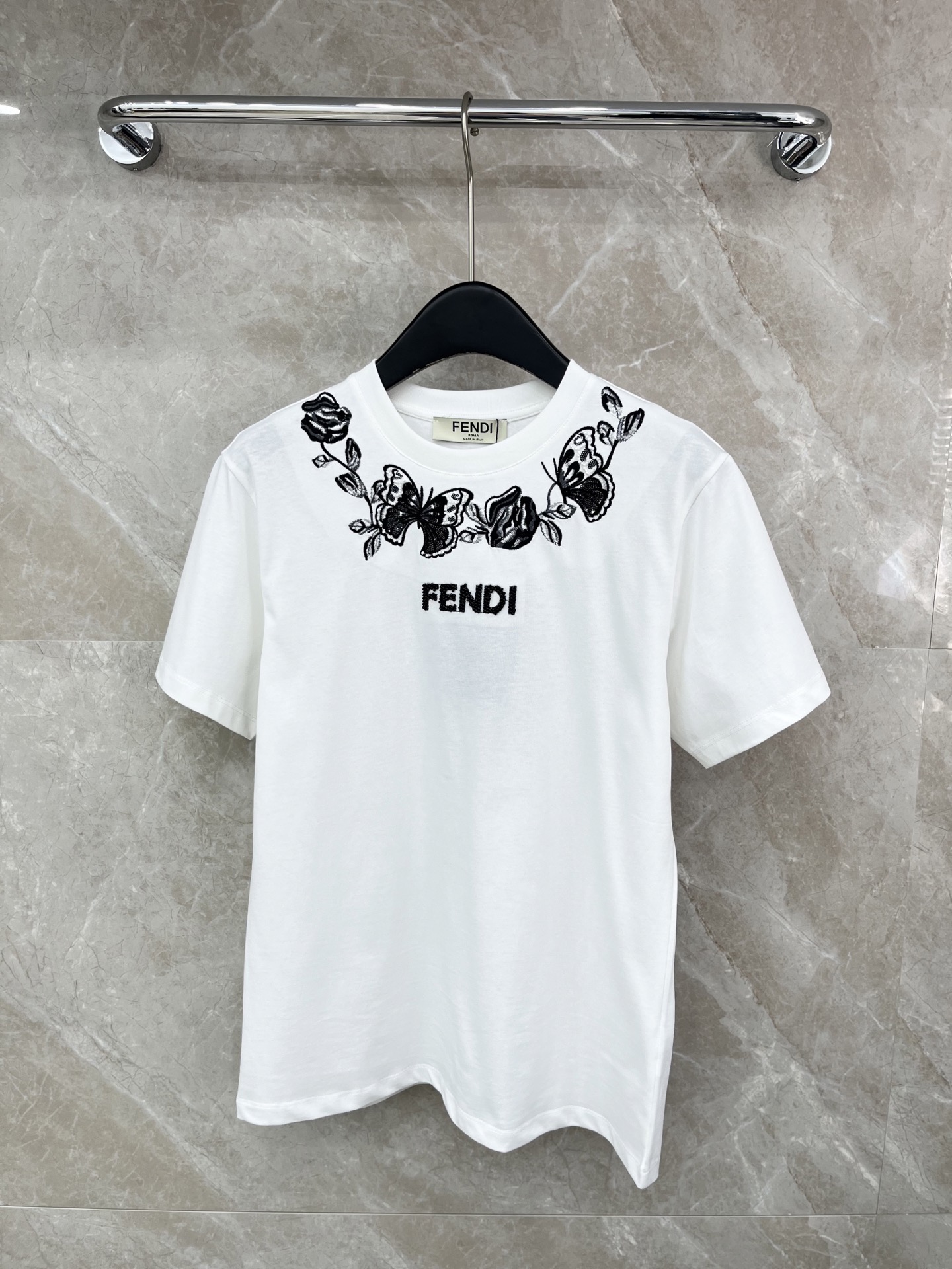 🛒𝐍𝐄𝐖 · 𝟐𝟎𝟐6/爆款现货原单品质 Fend*｜精致订珠刺绣短袖T恤高订面料 亲肤透气舒适标志性字