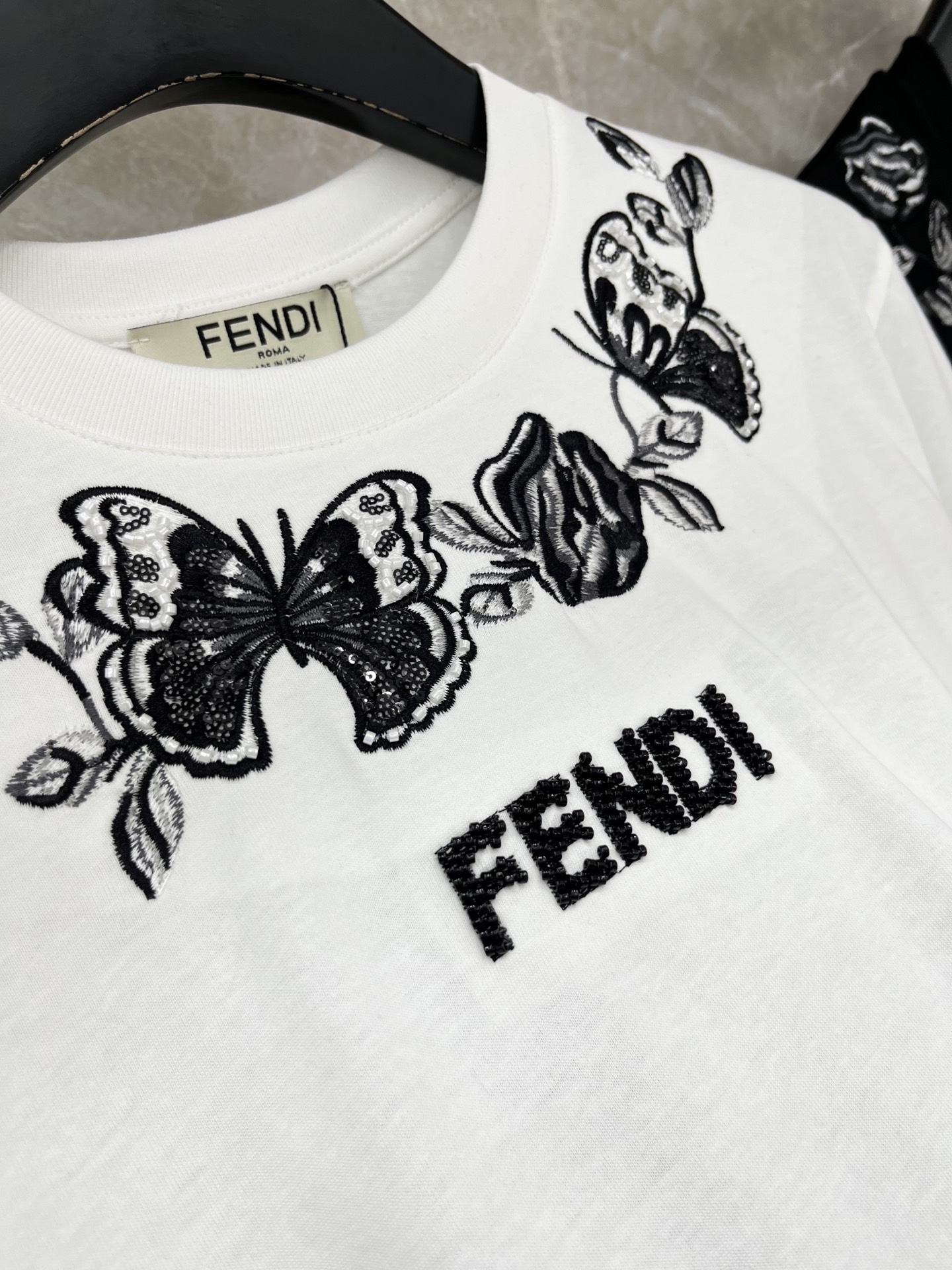 🛒𝐍𝐄𝐖 · 𝟐𝟎𝟐6/爆款现货原单品质 Fend*｜精致订珠刺绣短袖T恤高订面料 亲肤透气舒适标志性字