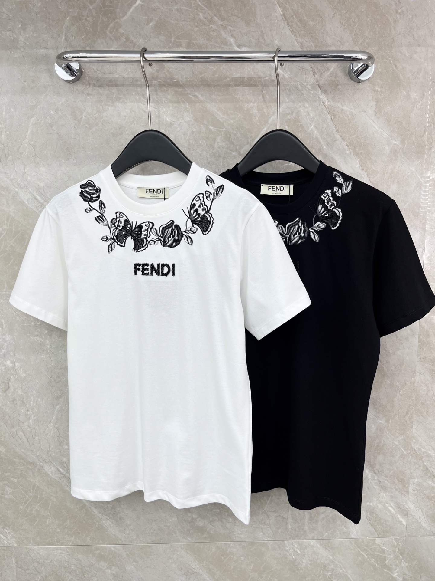 🛒𝐍𝐄𝐖 · 𝟐𝟎𝟐6/爆款现货原单品质 Fend*｜精致订珠刺绣短袖T恤高订面料 亲肤透气舒适标志性字
