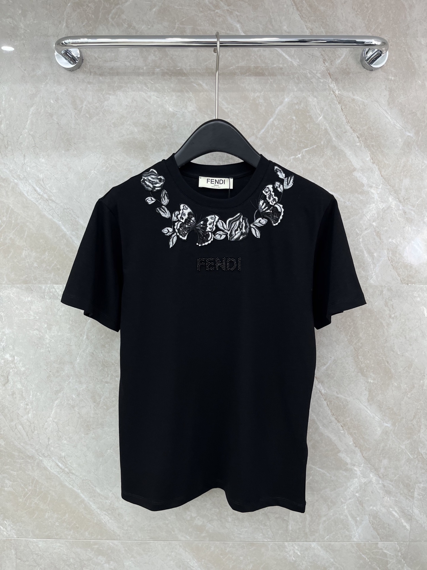 🛒𝐍𝐄𝐖 · 𝟐𝟎𝟐6/爆款现货原单品质 Fend*｜精致订珠刺绣短袖T恤高订面料 亲肤透气舒适标志性字