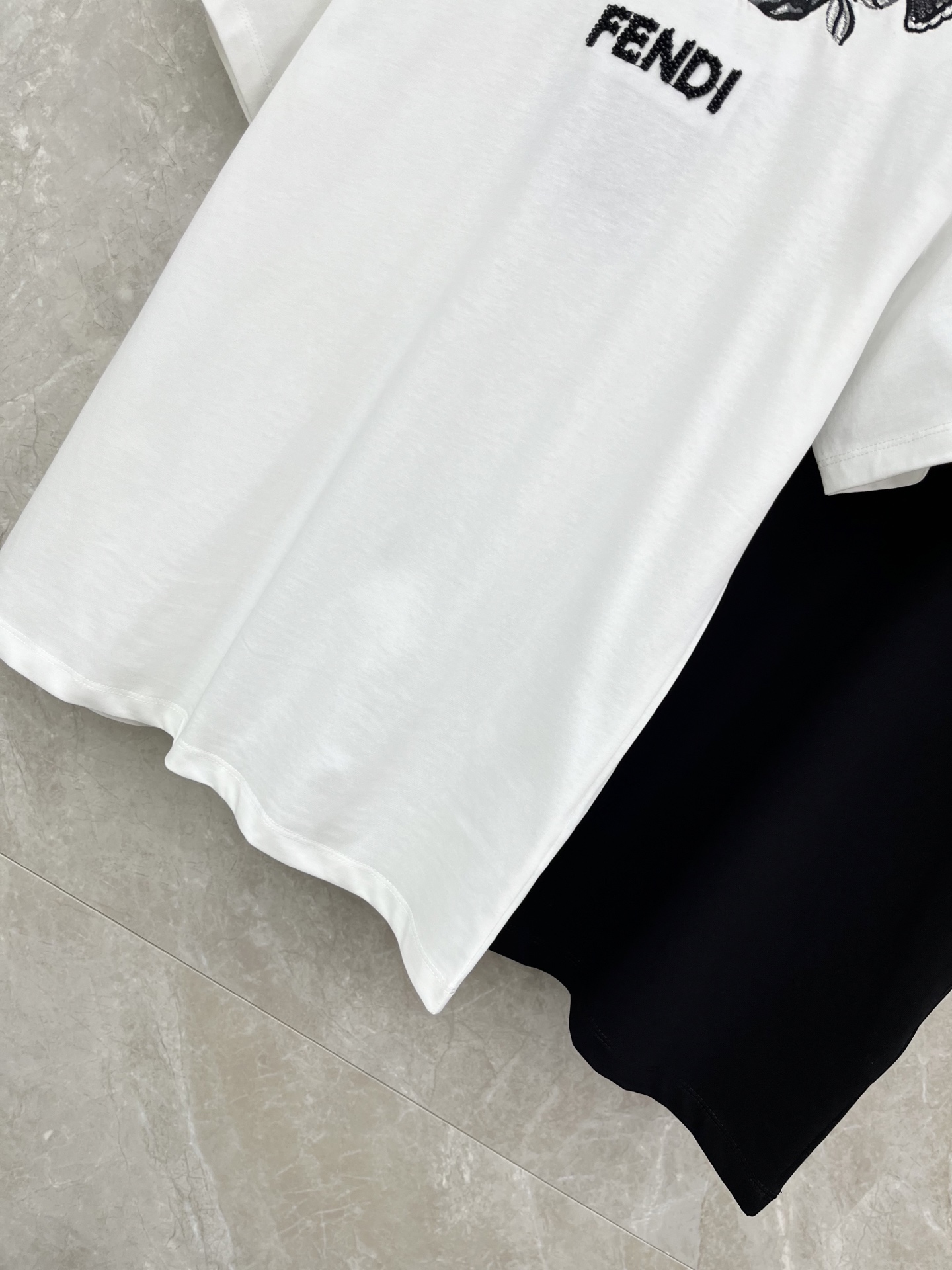 🛒𝐍𝐄𝐖 · 𝟐𝟎𝟐6/爆款现货原单品质 Fend*｜精致订珠刺绣短袖T恤高订面料 亲肤透气舒适标志性字