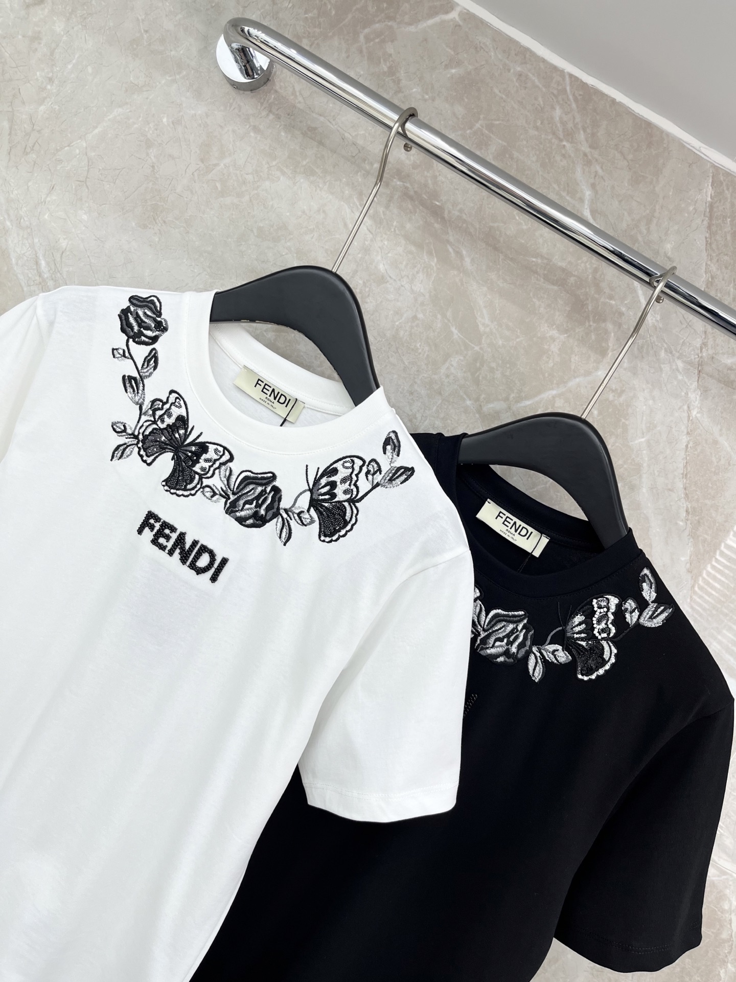 🛒𝐍𝐄𝐖 · 𝟐𝟎𝟐6/爆款现货原单品质 Fend*｜精致订珠刺绣短袖T恤高订面料 亲肤透气舒适标志性字