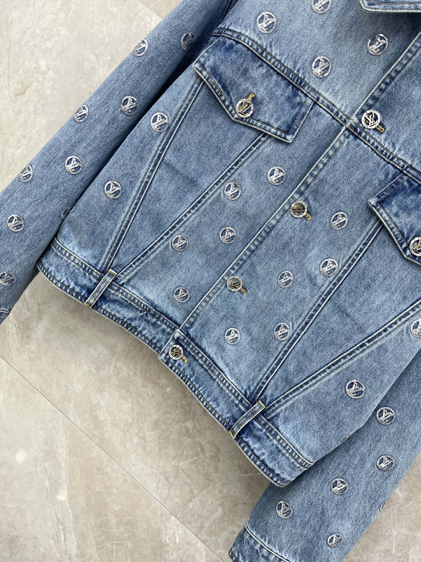 🛒𝐍𝐄𝐖 · 𝟐𝟎𝟐5/爆款现货【原版定制】Lv*｜ 2025新品珠片绣牛仔外套 男女同款定制YB进口材