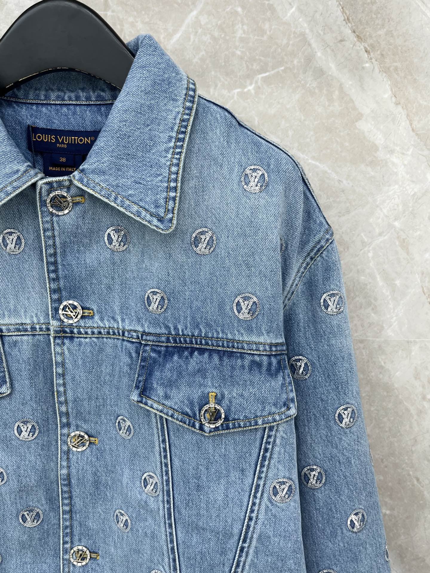 🛒𝐍𝐄𝐖 · 𝟐𝟎𝟐5/爆款现货【原版定制】Lv*｜ 2025新品珠片绣牛仔外套 男女同款定制YB进口材