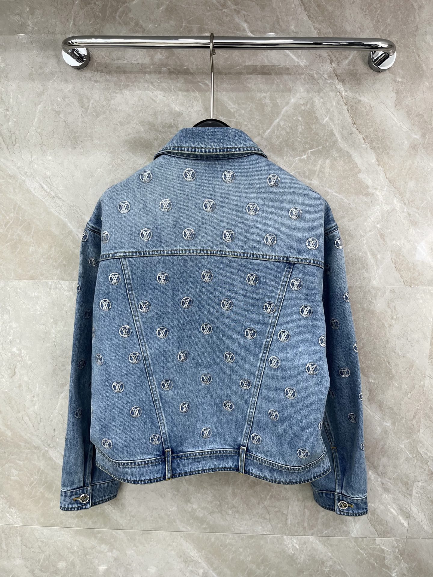 🛒𝐍𝐄𝐖 · 𝟐𝟎𝟐5/爆款现货【原版定制】Lv*｜ 2025新品珠片绣牛仔外套 男女同款定制YB进口材