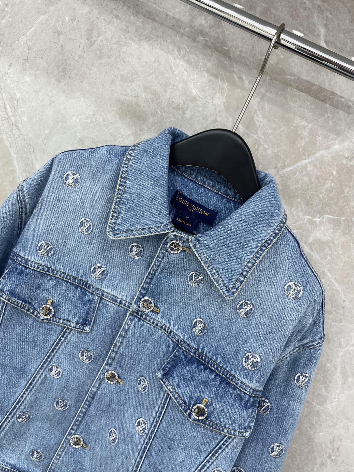 🛒𝐍𝐄𝐖 · 𝟐𝟎𝟐5/爆款现货【原版定制】Lv*｜ 2025新品珠片绣牛仔外套 男女同款定制YB进口材