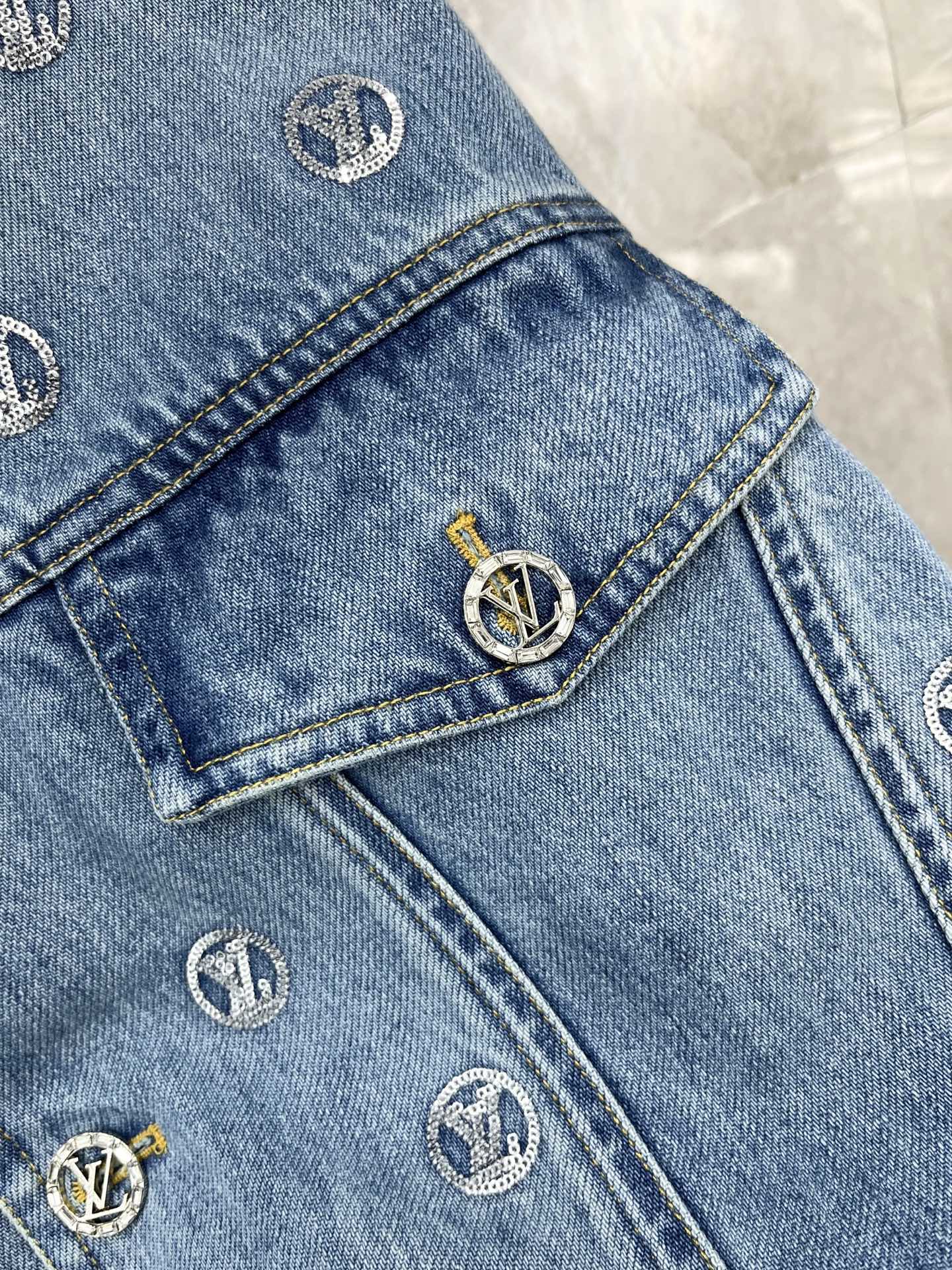 🛒𝐍𝐄𝐖 · 𝟐𝟎𝟐5/爆款现货【原版定制】Lv*｜ 2025新品珠片绣牛仔外套 男女同款定制YB进口材