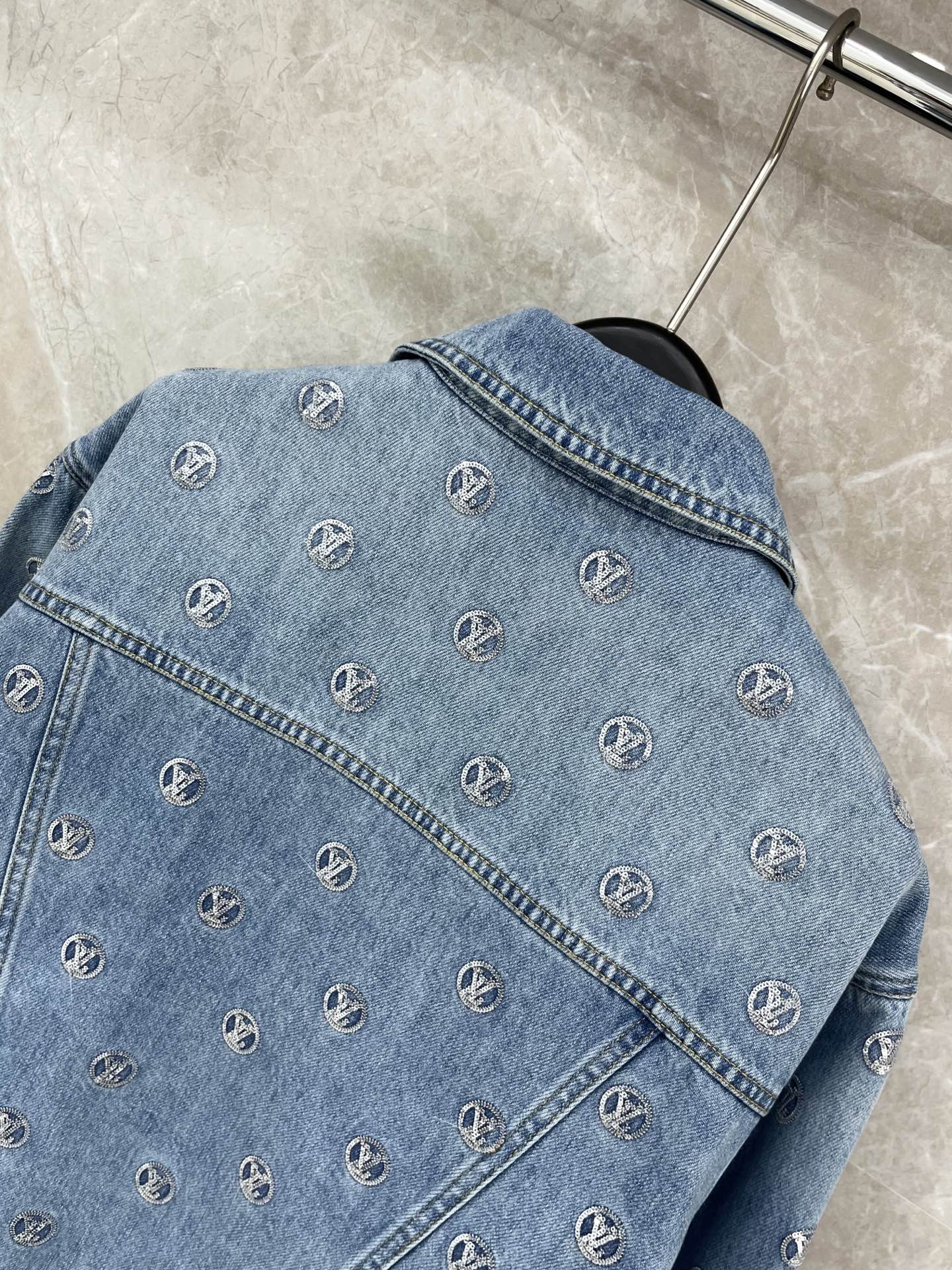 🛒𝐍𝐄𝐖 · 𝟐𝟎𝟐5/爆款现货【原版定制】Lv*｜ 2025新品珠片绣牛仔外套 男女同款定制YB进口材