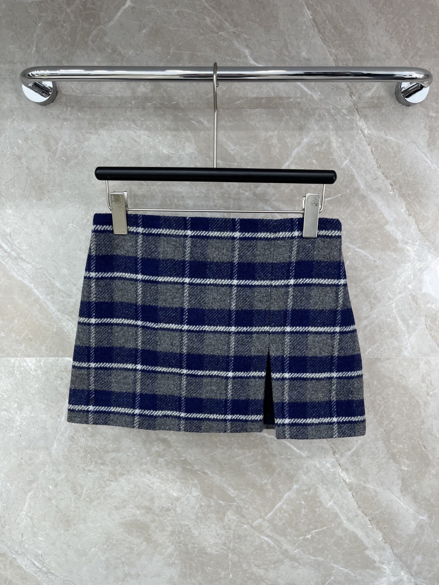 🛒𝐍𝐄𝐖 · 𝟐𝟎𝟐5/爆款现货【原版定制】 Miu Mi *｜2025新品格纹开衩短半裙 系列款定制Y