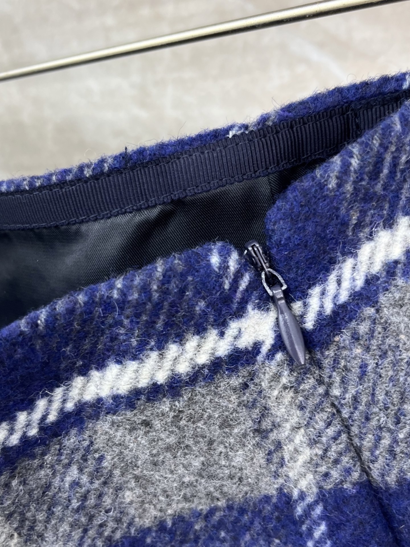 🛒𝐍𝐄𝐖 · 𝟐𝟎𝟐5/爆款现货【原版定制】 Miu Mi *｜2025新品格纹开衩短半裙 系列款定制Y