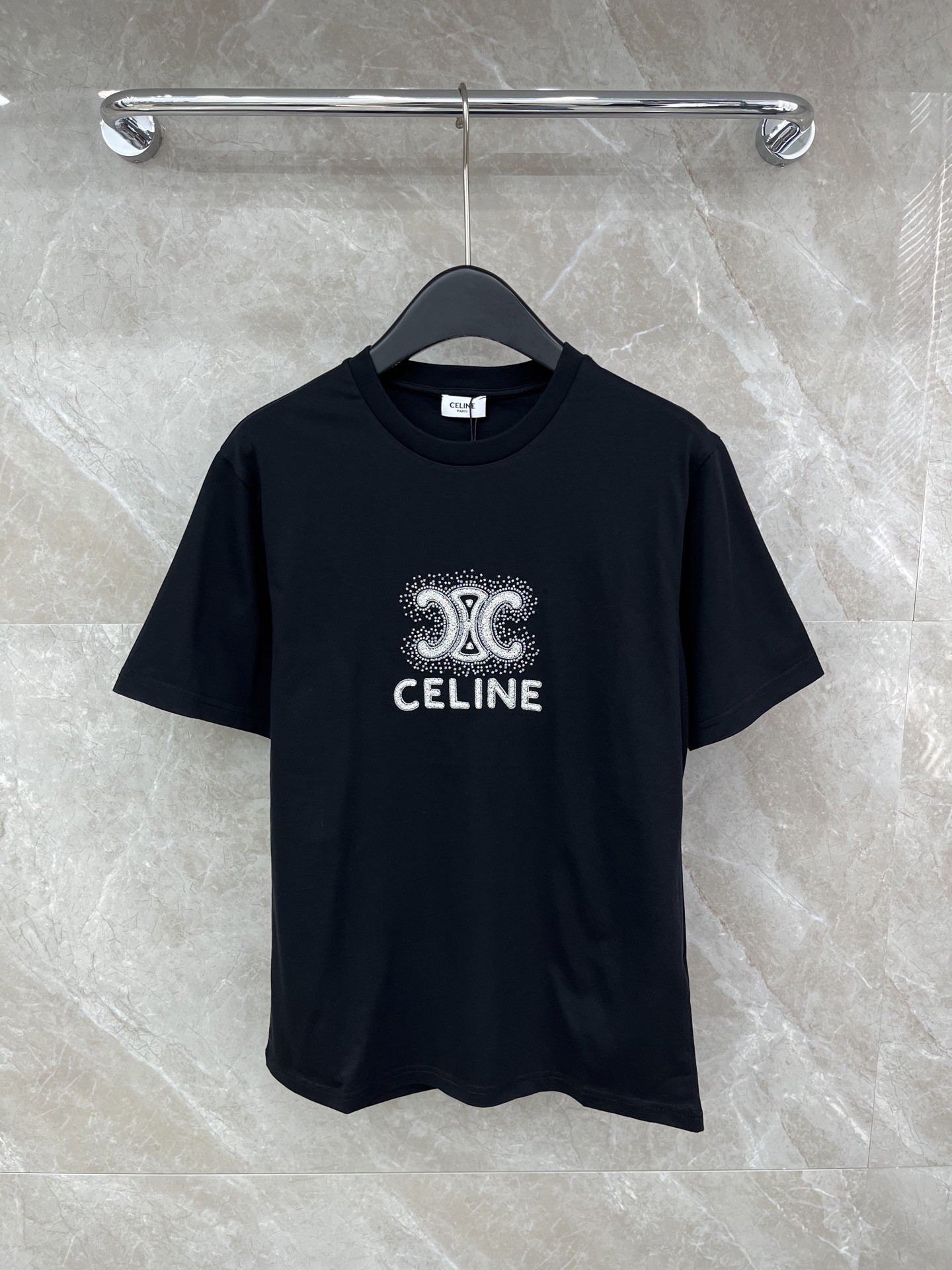 🛒𝐍𝐄𝐖 · 𝟐𝟎𝟐6/爆款现货原单品质 Celi*｜精致刺绣订珠短袖T恤高订面料 亲肤透气舒适标志性字