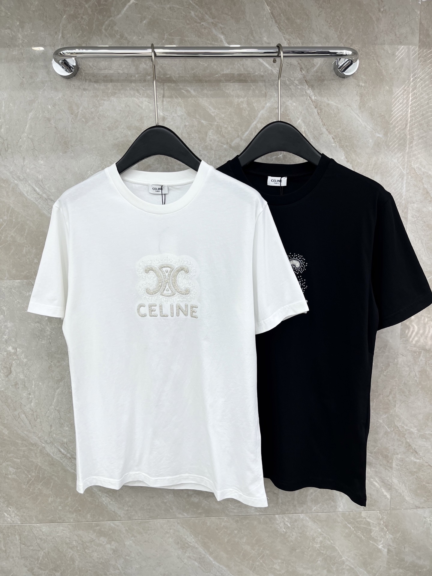 🛒𝐍𝐄𝐖 · 𝟐𝟎𝟐6/爆款现货原单品质 Celi*｜精致刺绣订珠短袖T恤高订面料 亲肤透气舒适标志性字