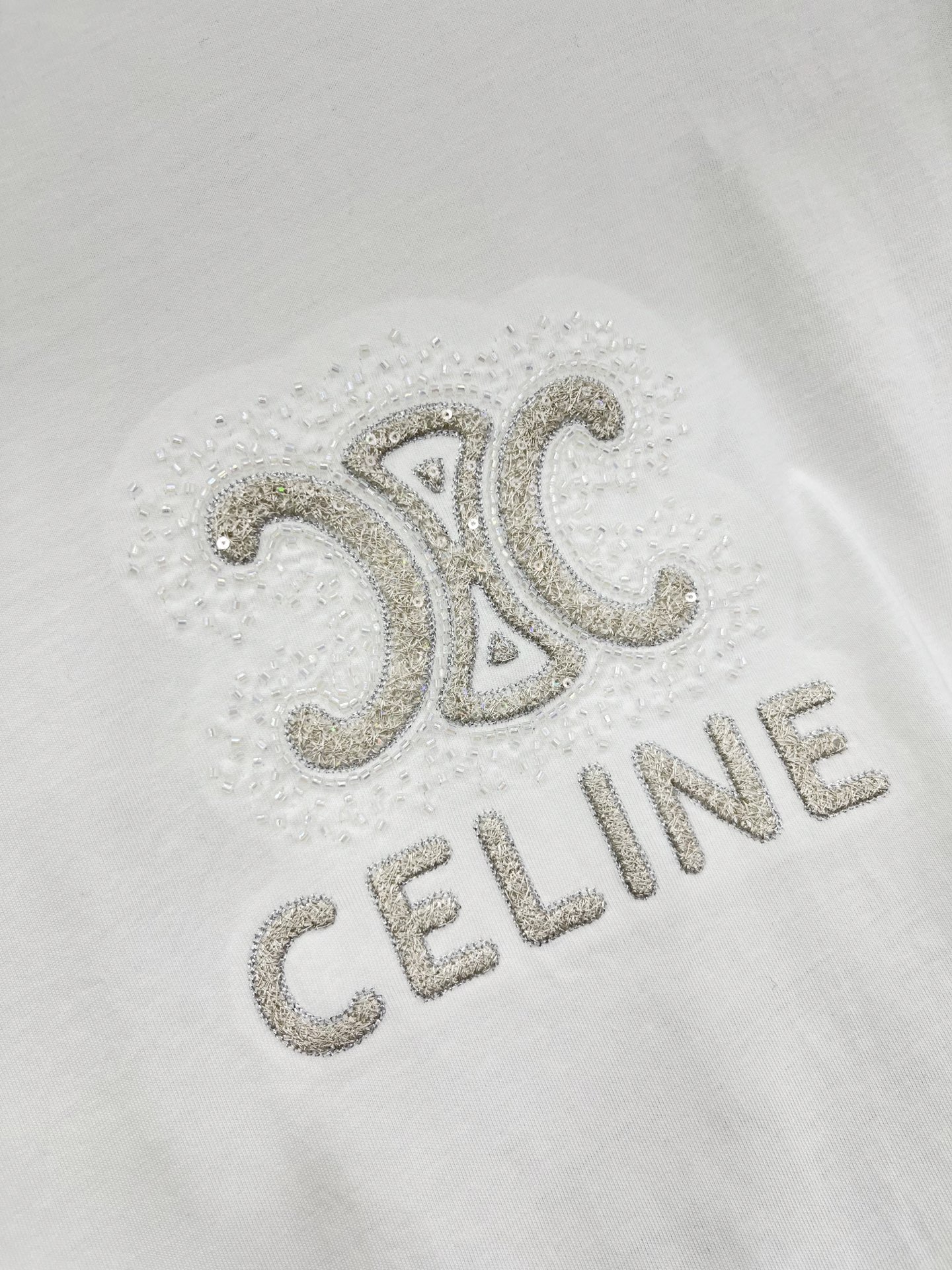 🛒𝐍𝐄𝐖 · 𝟐𝟎𝟐6/爆款现货原单品质 Celi*｜精致刺绣订珠短袖T恤高订面料 亲肤透气舒适标志性字