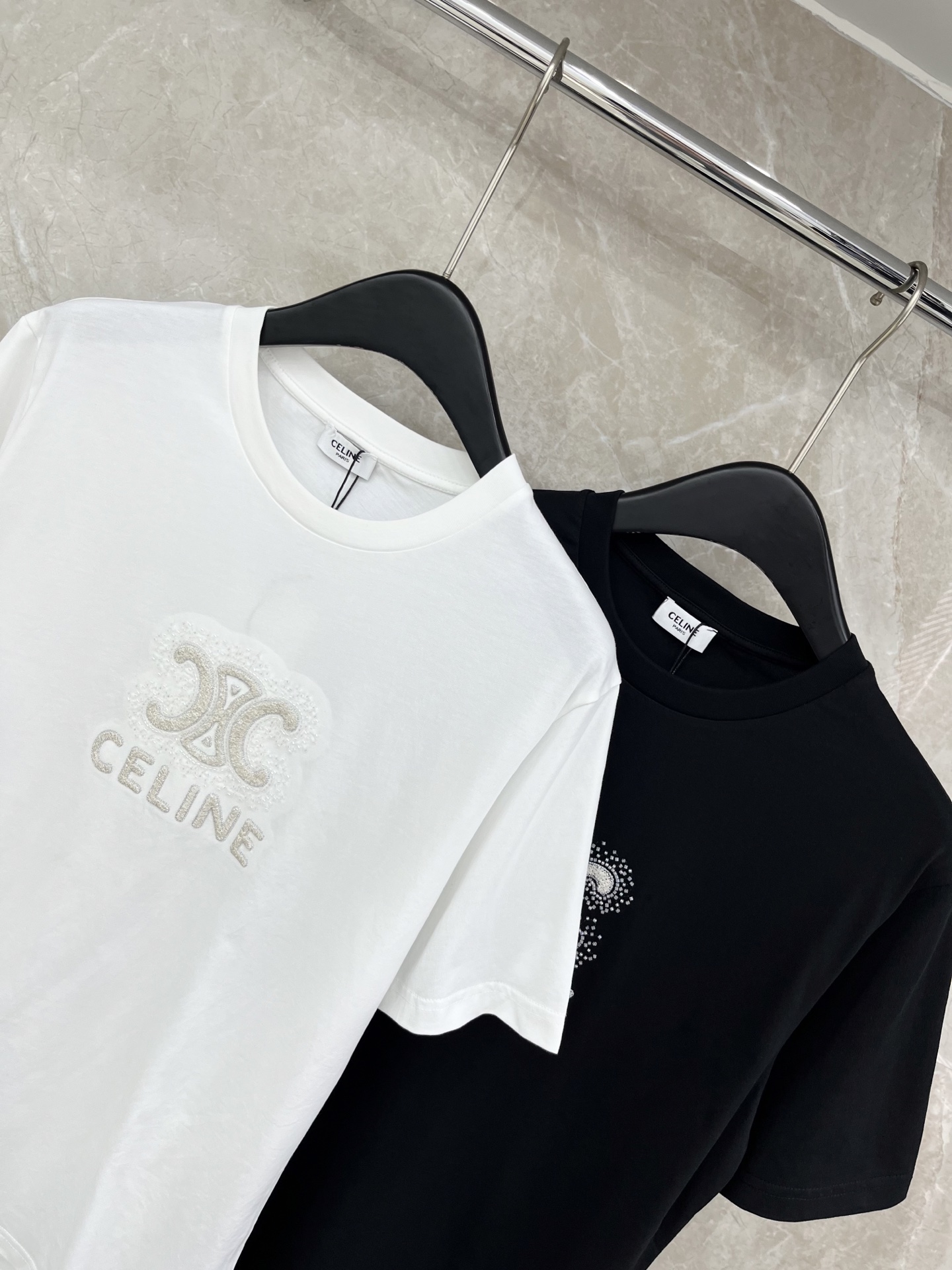 🛒𝐍𝐄𝐖 · 𝟐𝟎𝟐6/爆款现货原单品质 Celi*｜精致刺绣订珠短袖T恤高订面料 亲肤透气舒适标志性字