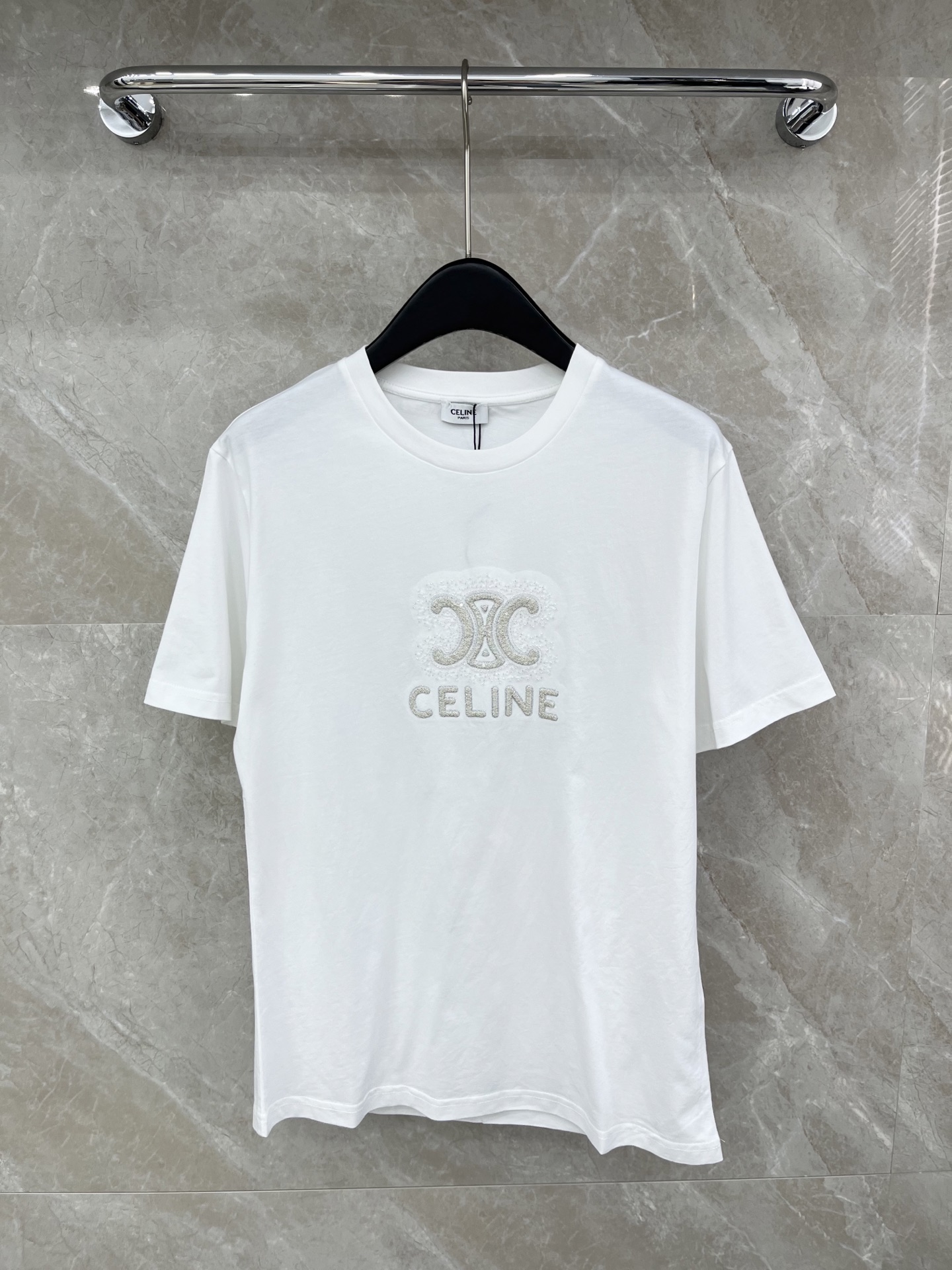 🛒𝐍𝐄𝐖 · 𝟐𝟎𝟐6/爆款现货原单品质 Celi*｜精致刺绣订珠短袖T恤高订面料 亲肤透气舒适标志性字