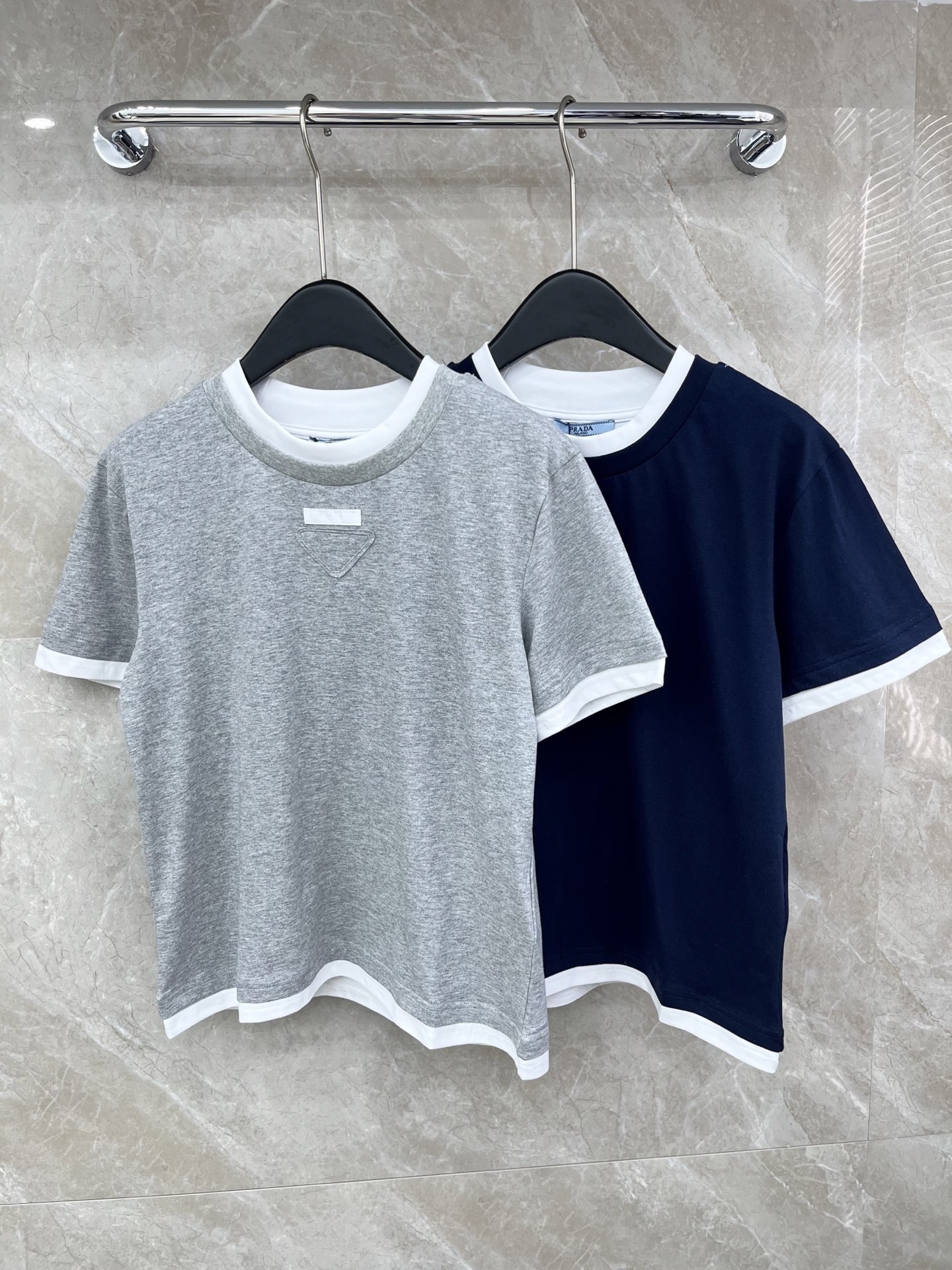 🛒𝐍𝐄𝐖 · 𝟐𝟎𝟐6/爆款现货原单品质 Pra*｜2026撞色拼接圆领贴布绣短袖T恤定制YB原生全棉材