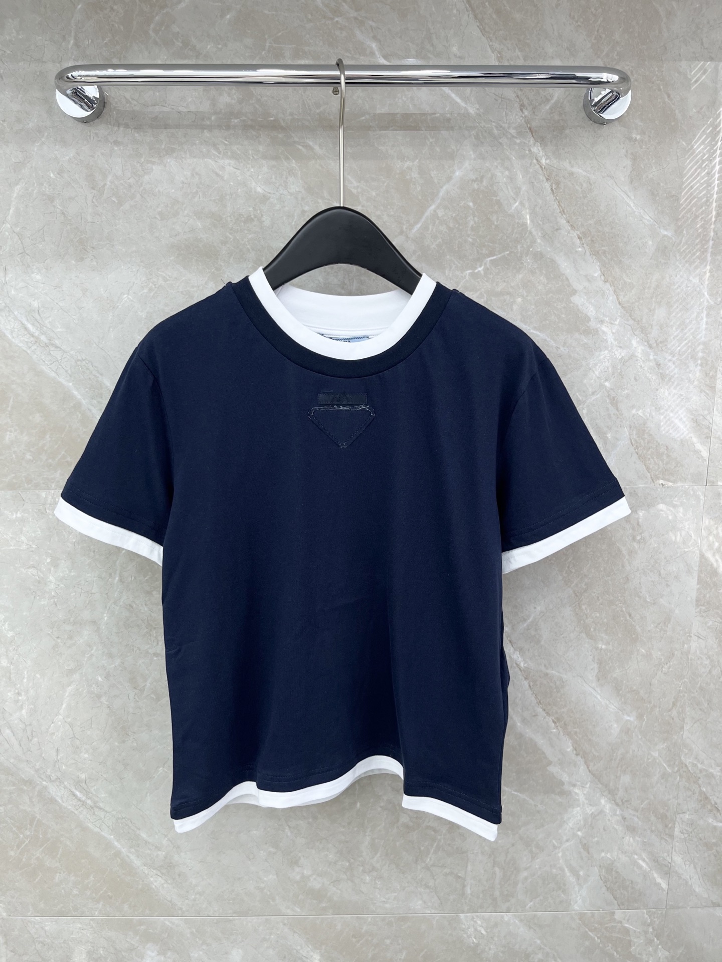 🛒𝐍𝐄𝐖 · 𝟐𝟎𝟐6/爆款现货原单品质 Pra*｜2026撞色拼接圆领贴布绣短袖T恤定制YB原生全棉材