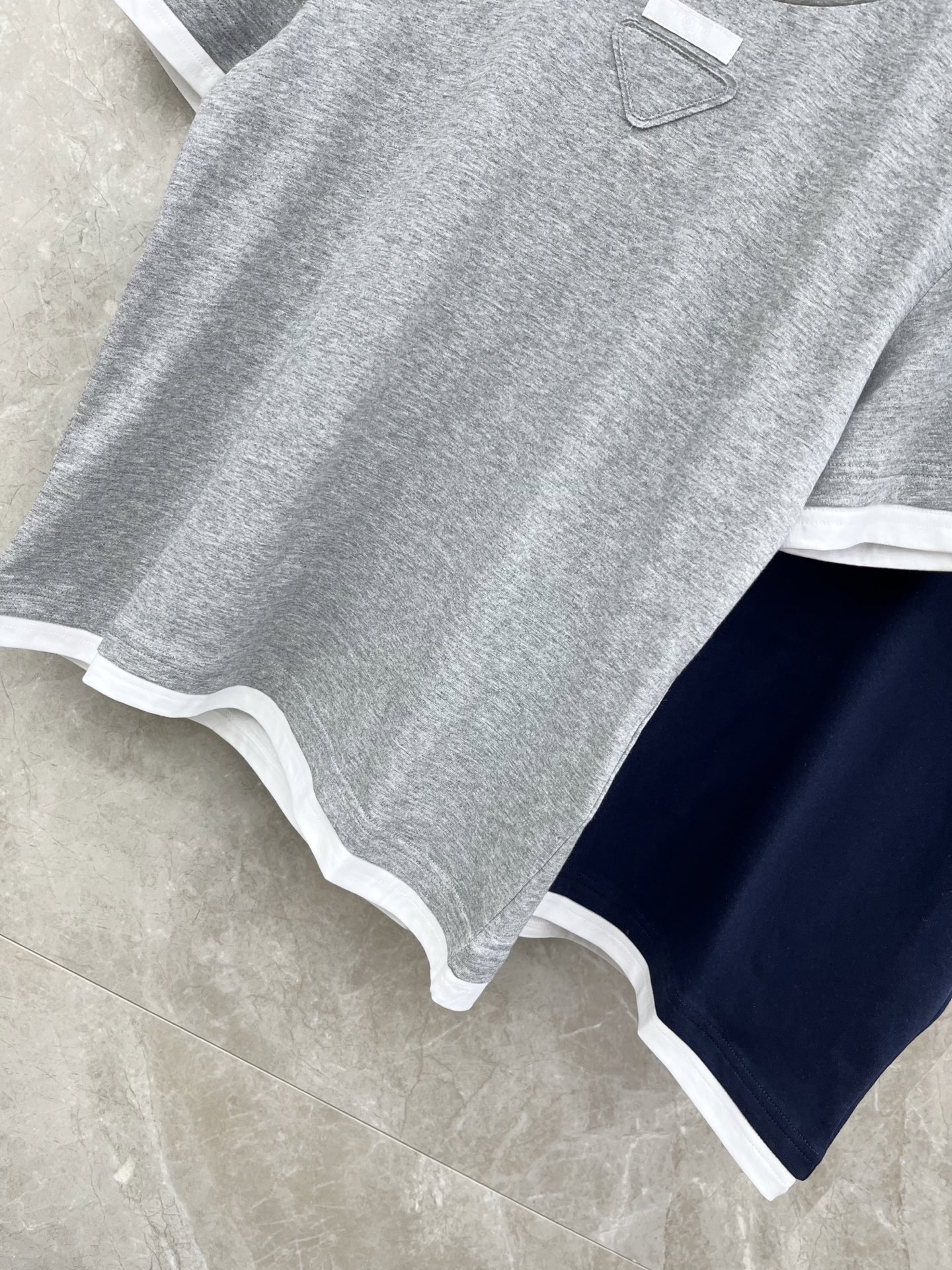 🛒𝐍𝐄𝐖 · 𝟐𝟎𝟐6/爆款现货原单品质 Pra*｜2026撞色拼接圆领贴布绣短袖T恤定制YB原生全棉材