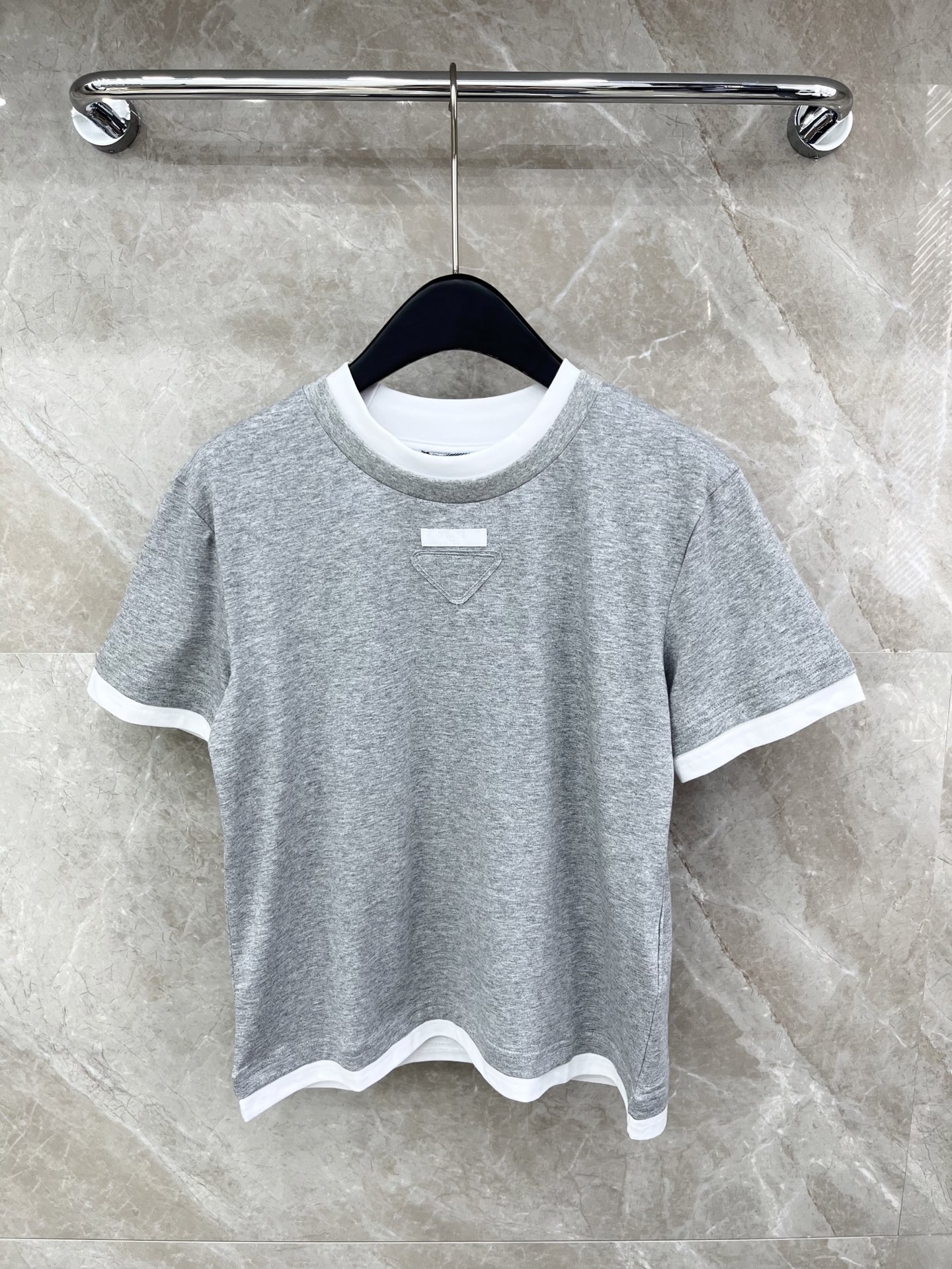 🛒𝐍𝐄𝐖 · 𝟐𝟎𝟐6/爆款现货原单品质 Pra*｜2026撞色拼接圆领贴布绣短袖T恤定制YB原生全棉材