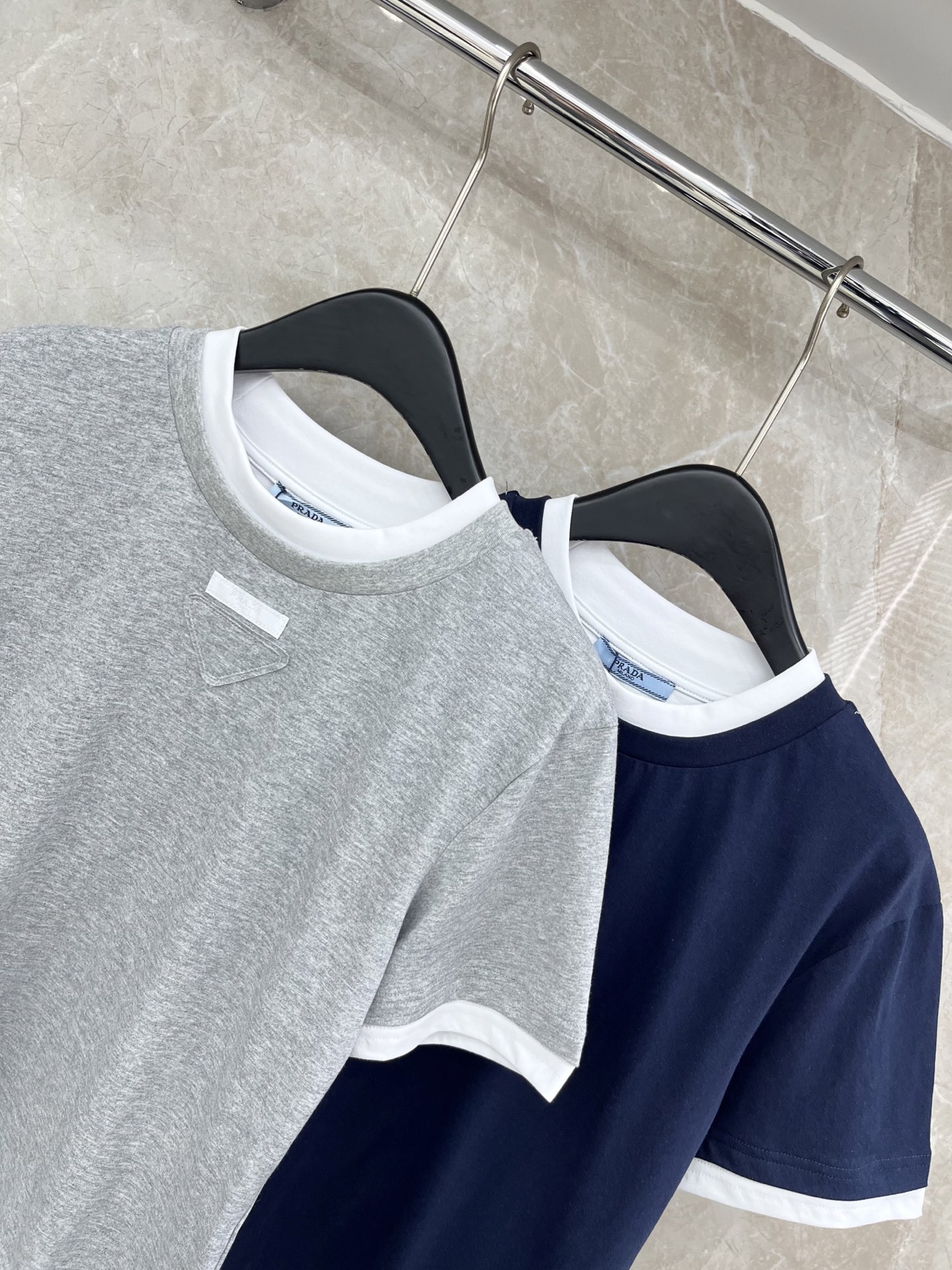 🛒𝐍𝐄𝐖 · 𝟐𝟎𝟐6/爆款现货原单品质 Pra*｜2026撞色拼接圆领贴布绣短袖T恤定制YB原生全棉材