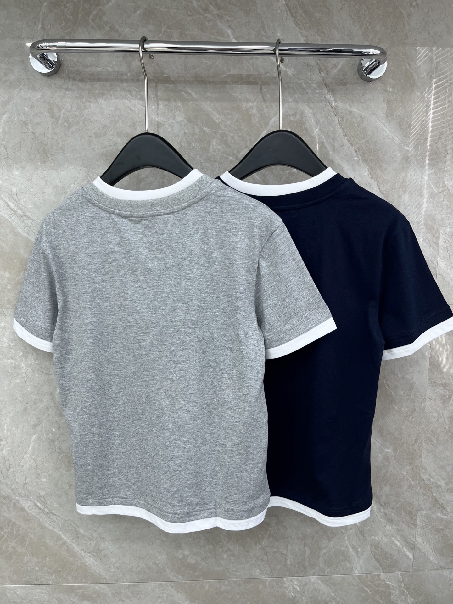 🛒𝐍𝐄𝐖 · 𝟐𝟎𝟐6/爆款现货原单品质 Pra*｜2026撞色拼接圆领贴布绣短袖T恤定制YB原生全棉材