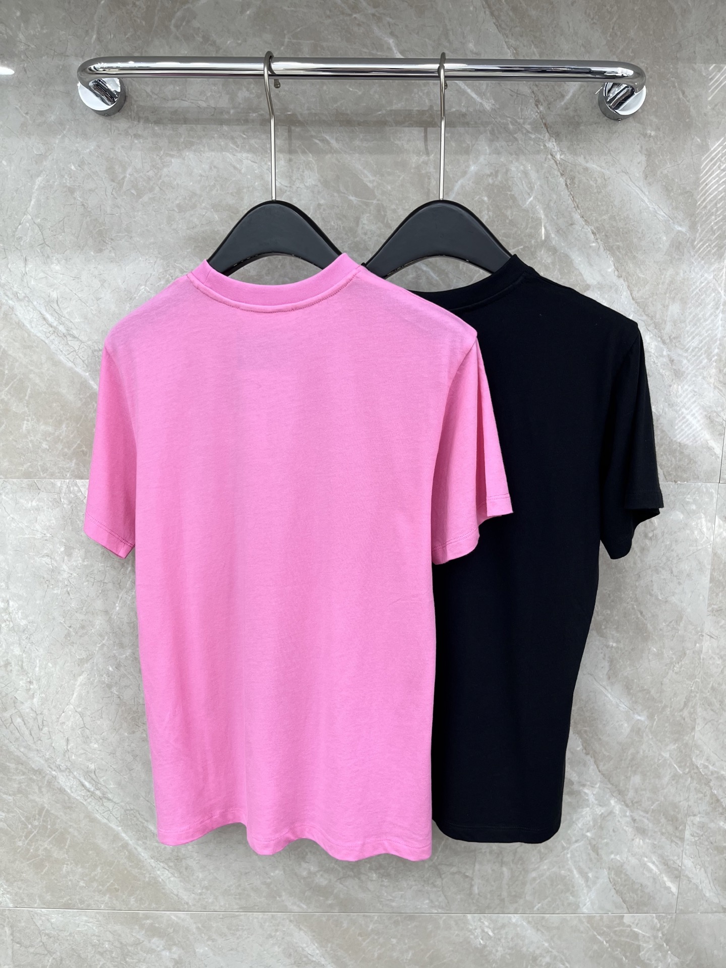 🛒𝐍𝐄𝐖 · 𝟐𝟎𝟐6/爆款现货原单品质 Mos*｜精致印花短袖T恤高订面料 亲肤透气舒适标志性字母图案