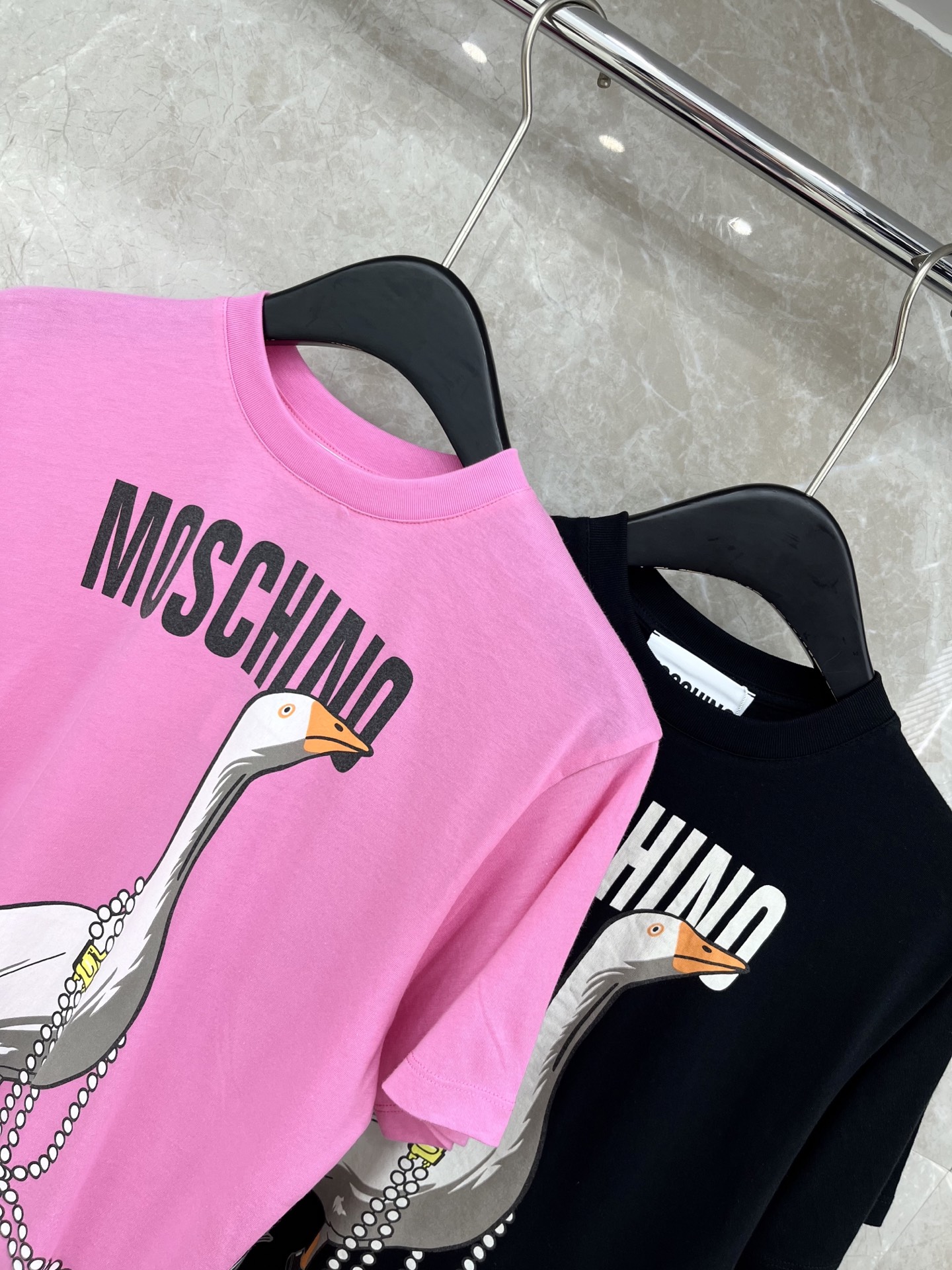 🛒𝐍𝐄𝐖 · 𝟐𝟎𝟐6/爆款现货原单品质 Mos*｜精致印花短袖T恤高订面料 亲肤透气舒适标志性字母图案